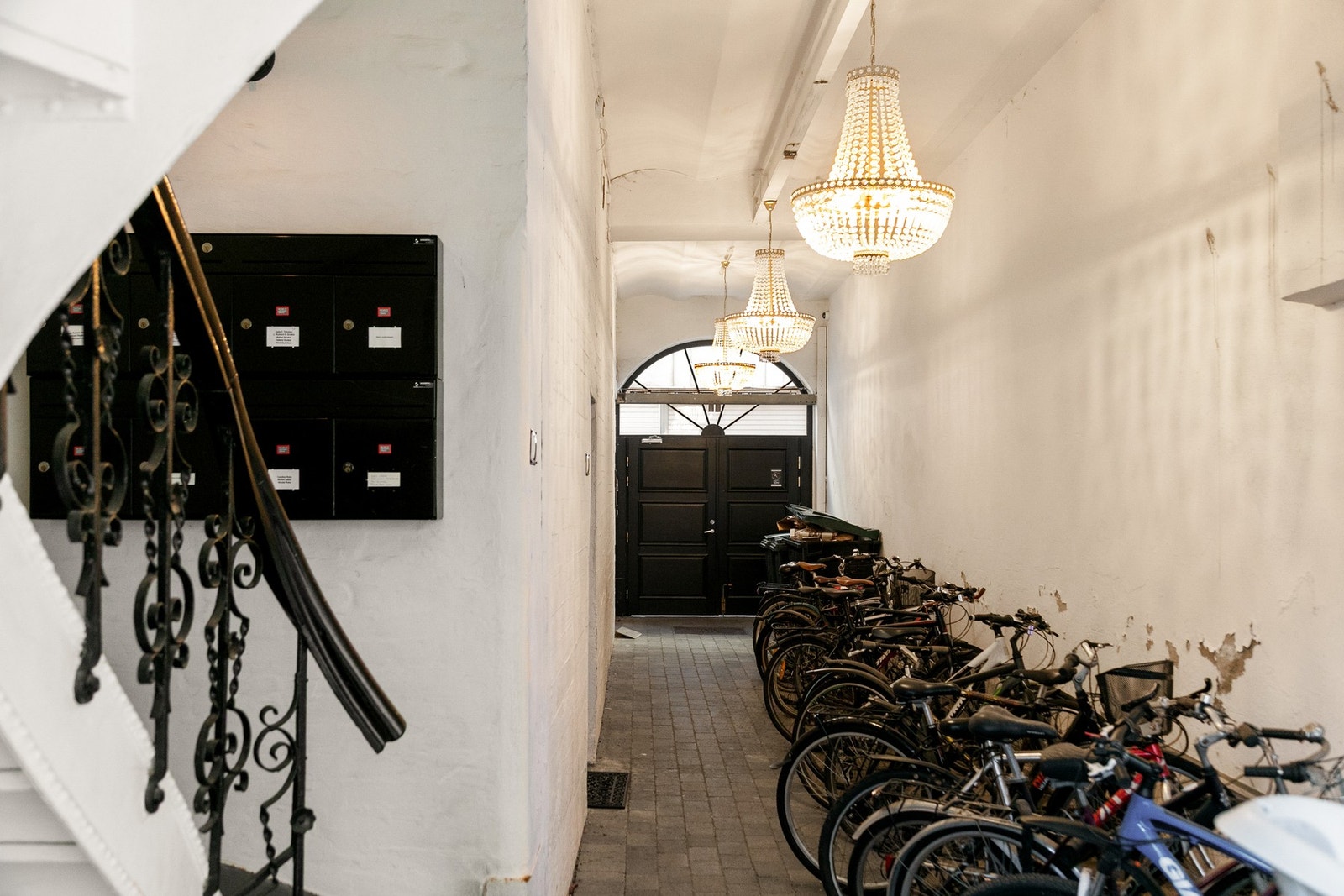 Felles sykkelparkering. Boligen har en stor bod som ligger rett ved boligen. Galleribilde