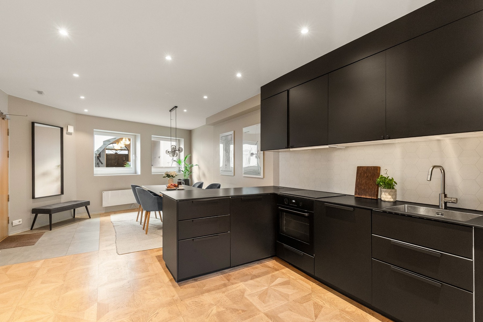 Lys og moderne stue/spisestue med åpen kjøkkenløsning. Galleribilde