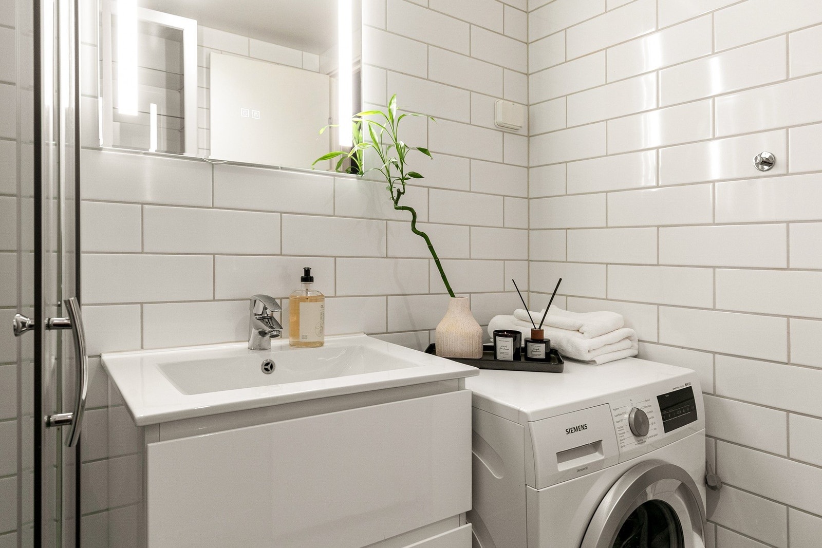 Badet er tidsriktig innredet med servant og speilskap med belysning. Galleribilde