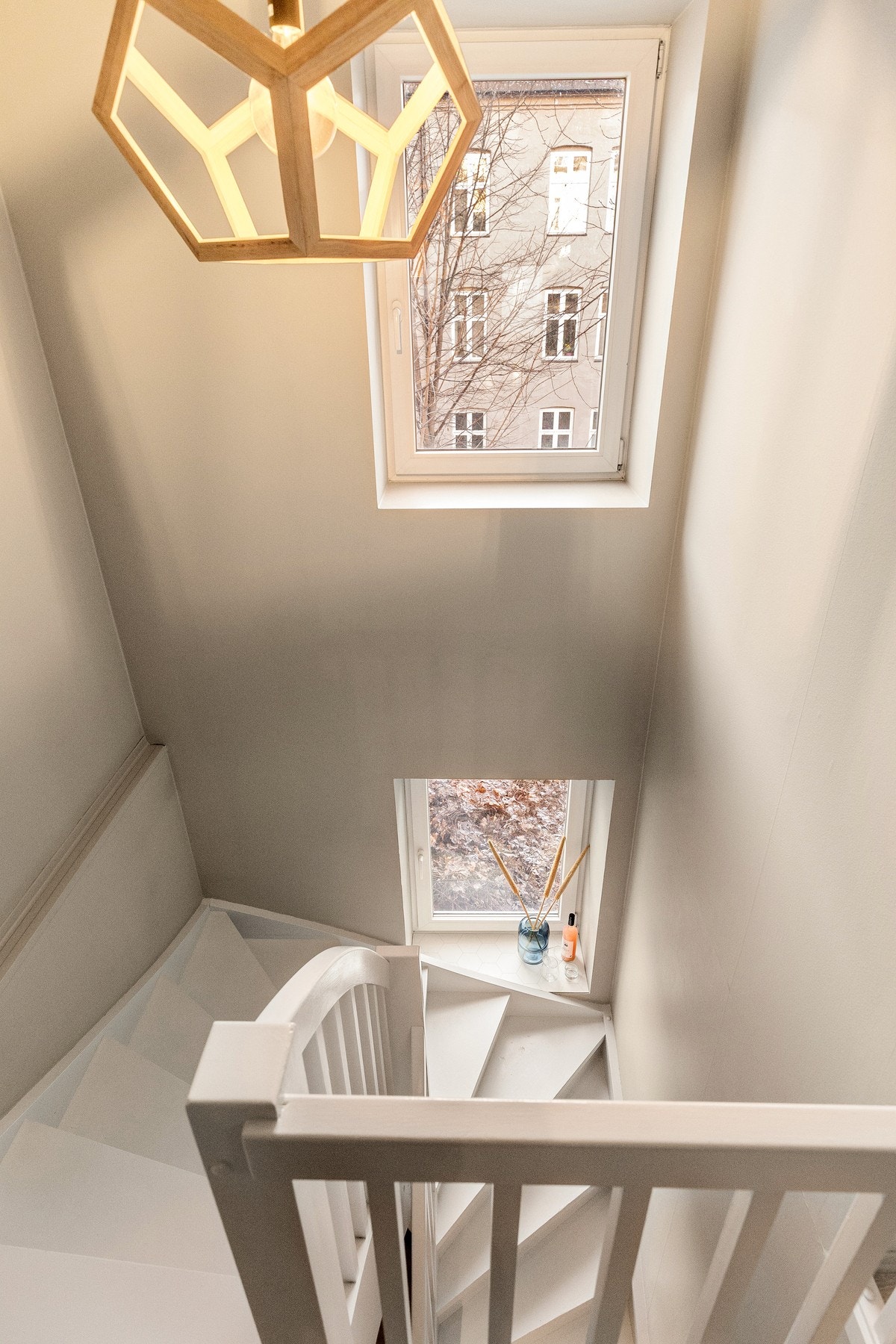 Lys trappegang med vinduer som gir et behagelig lys. Galleribilde