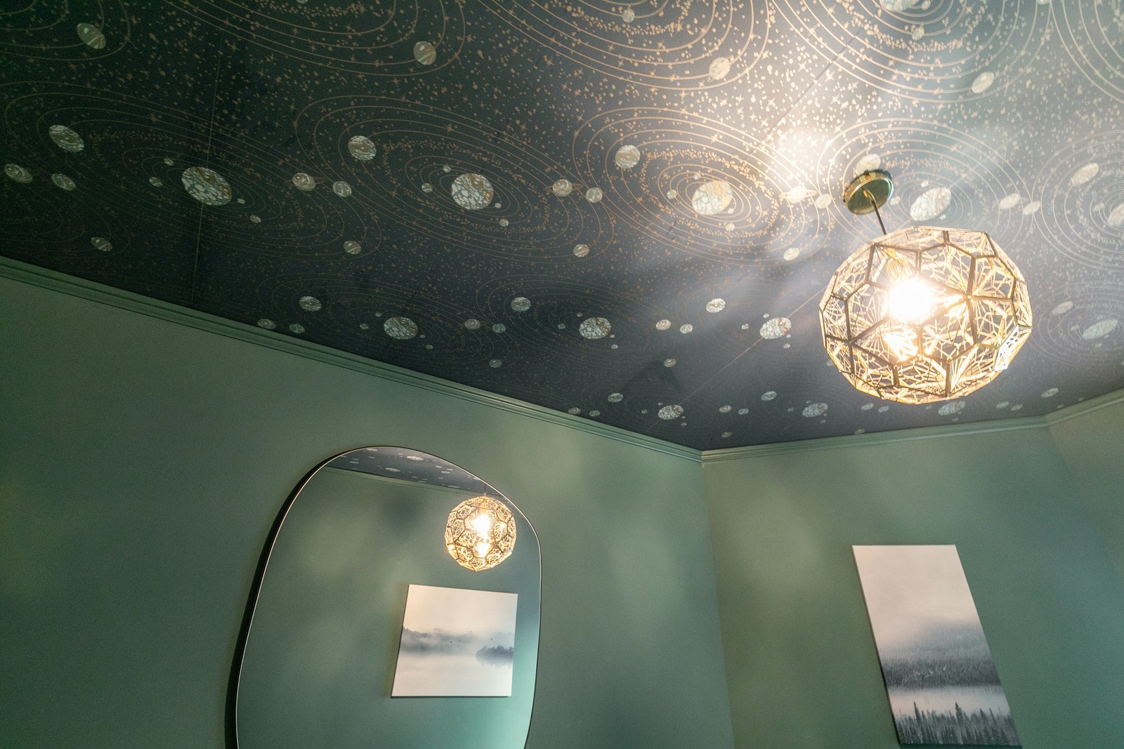 Tapetsert tak som tilfører rommet særpreg og karakter. Galleribilde