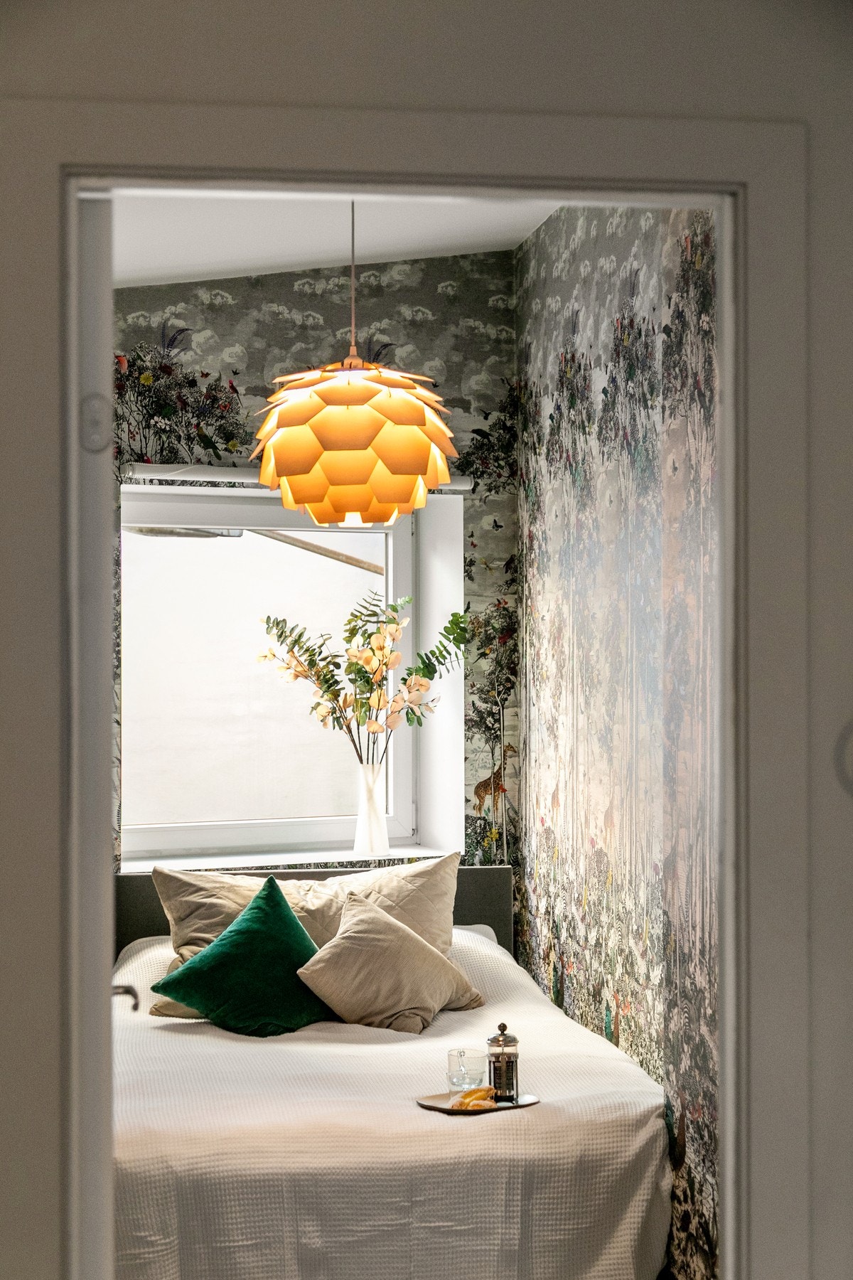 Soverom med dekorative detaljer og lun stemning. Galleribilde