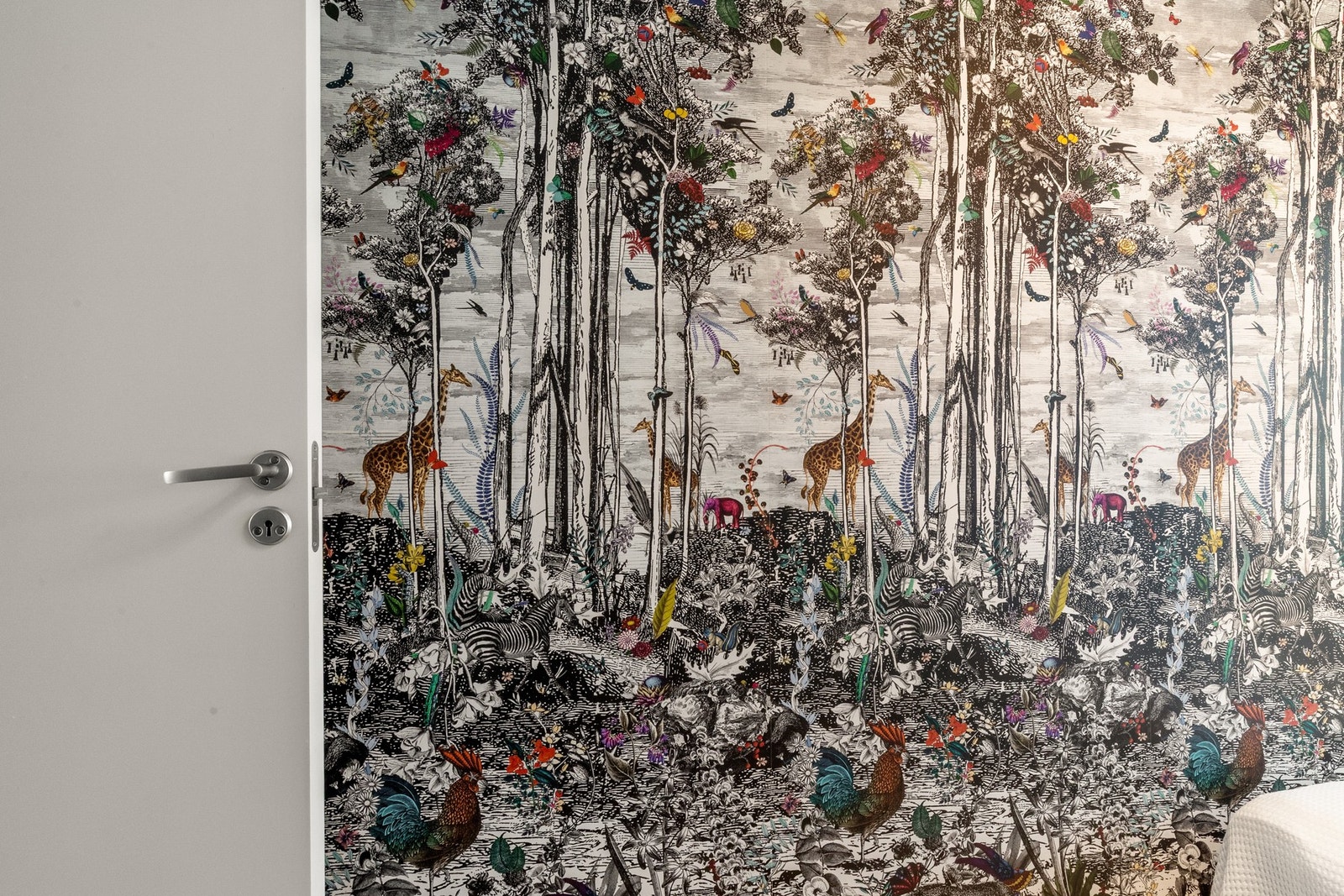 Stilige tapetserte vegger som gir rommet et særpreg. Galleribilde