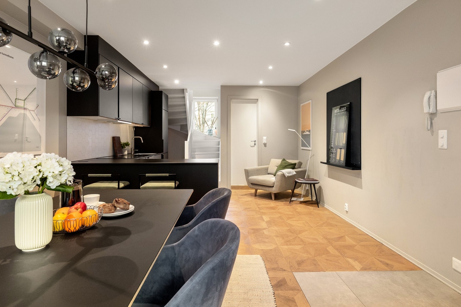 Overflatene er fornyet i flere omganger, med blant annet nye gulv i 2019, samt malte vegg- og himlingsflater i 2021. Galleribilde