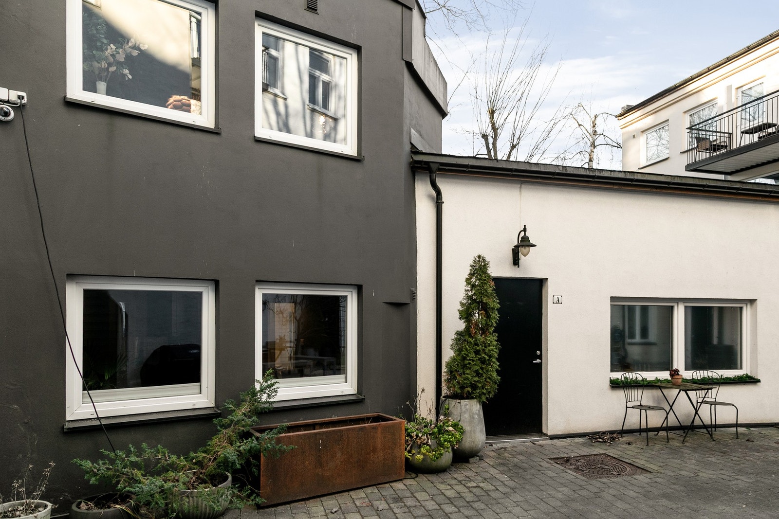 Her kan man bo idyllisk tilbaketrukket i et skjermet indre gårdsrom på populære Rodeløkka. Galleribilde