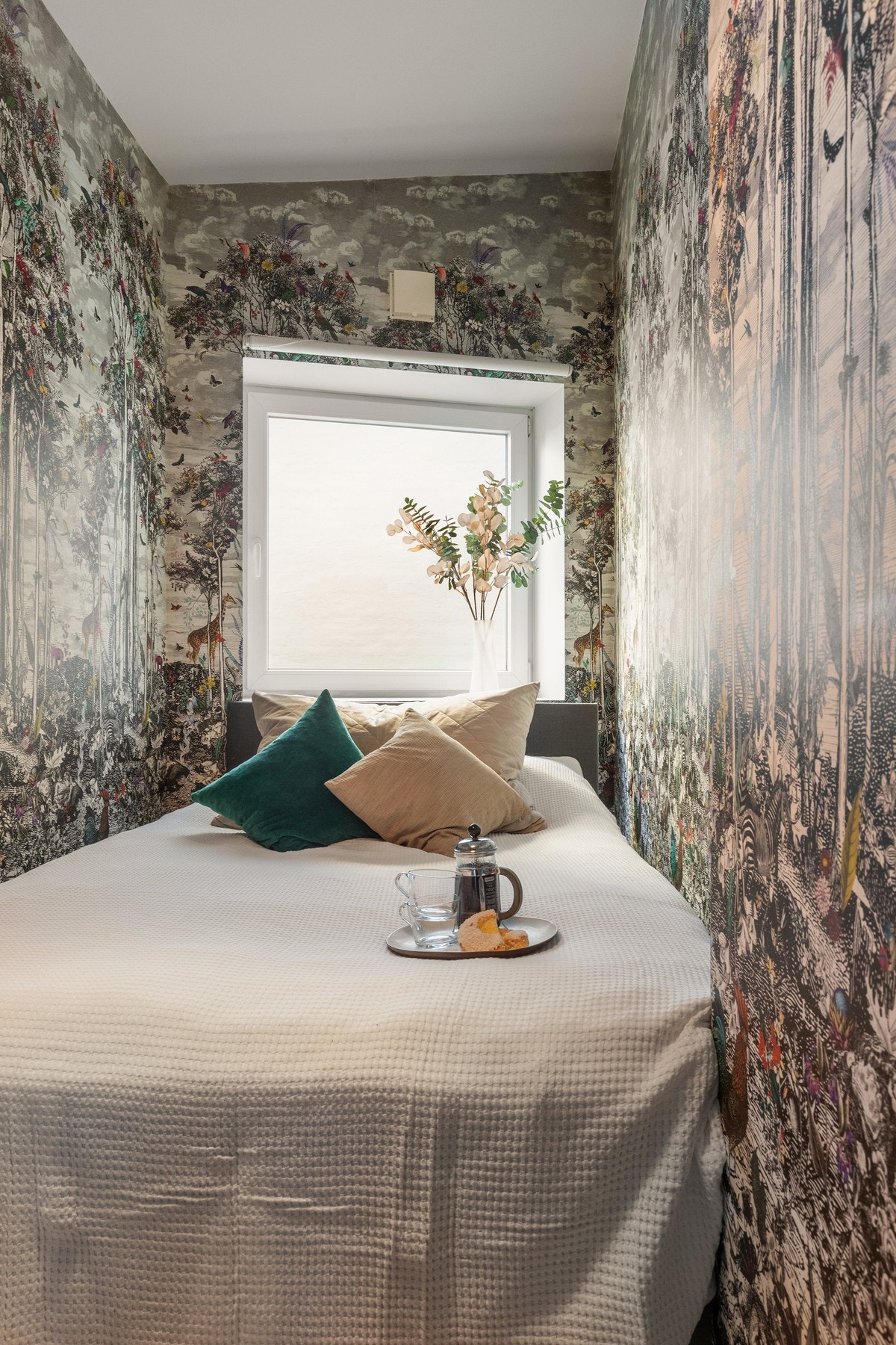 Pent soverom med lunt uttrykk og behagelig dagslys. Galleribilde