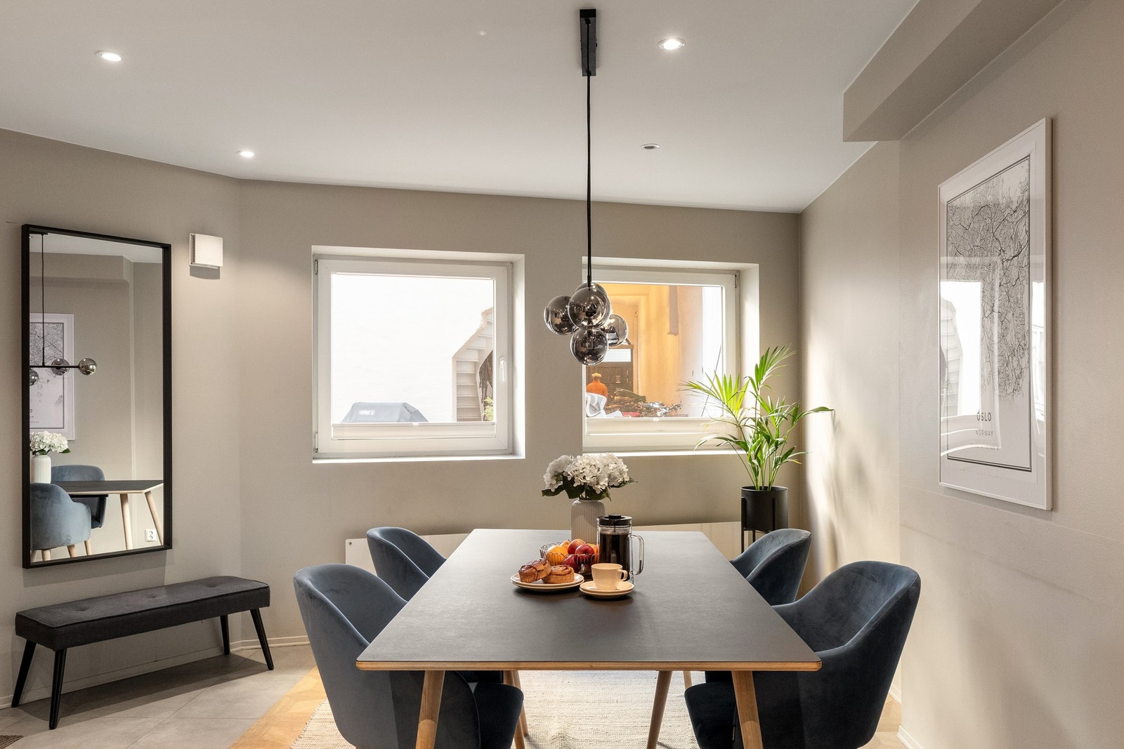 Vindusflatene slipper inn rikelig med naturlig lys og skaper en behagelig atmosfære. Galleribilde