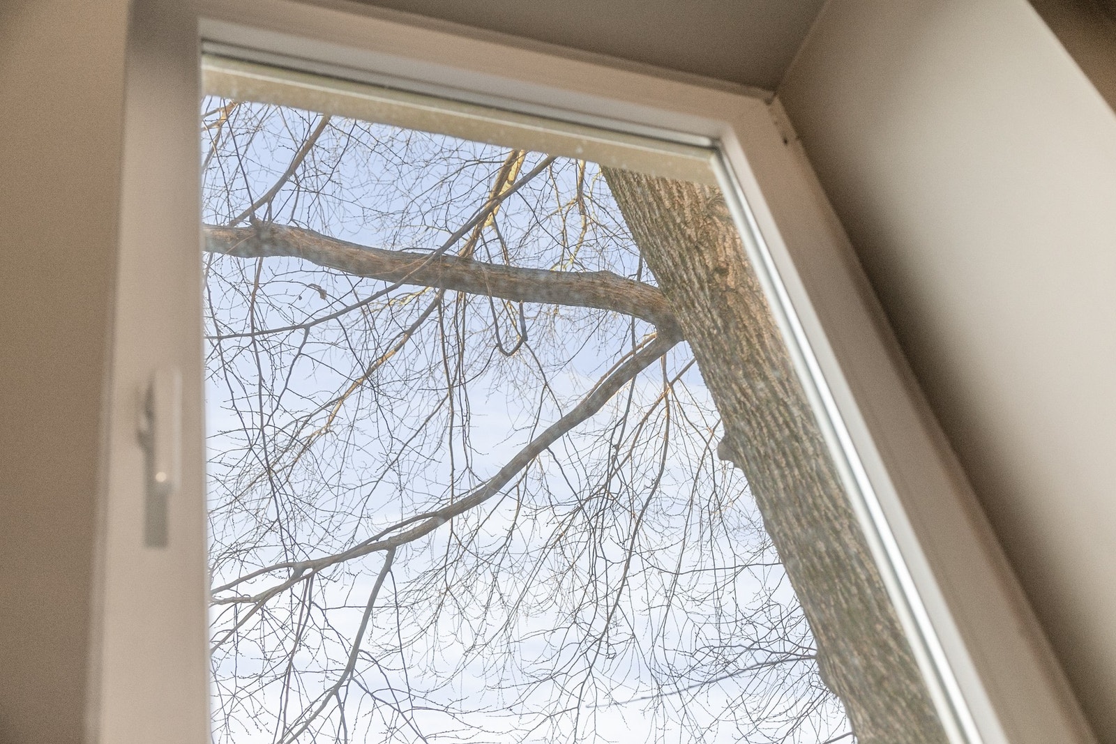 Utsyn fra vindu. Nabobolig i samme bygg har søkt og etablert balkong. Det er pt. ikke søkt her. Galleribilde