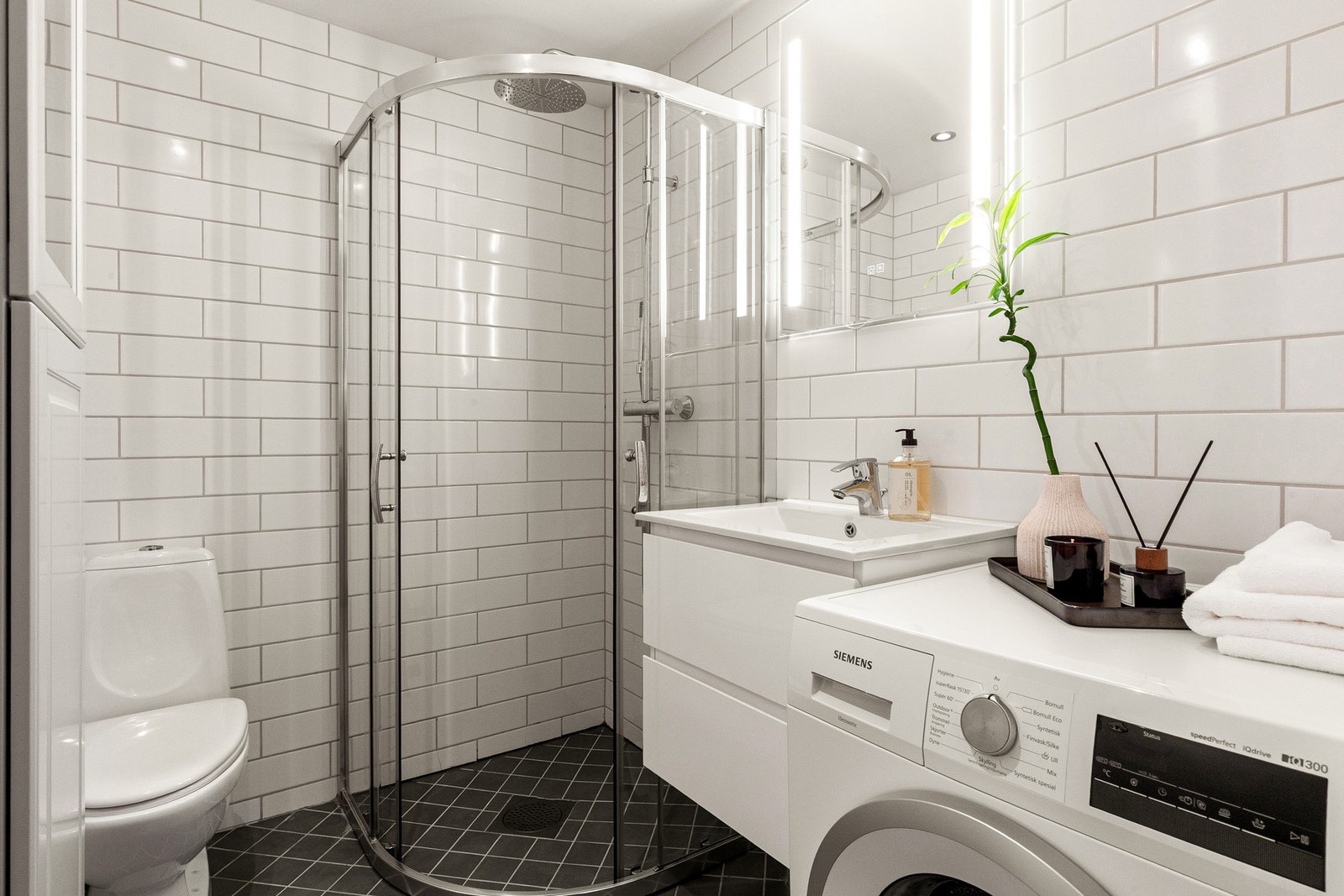 Lyst og stilrent bad fra 2010. Galleribilde