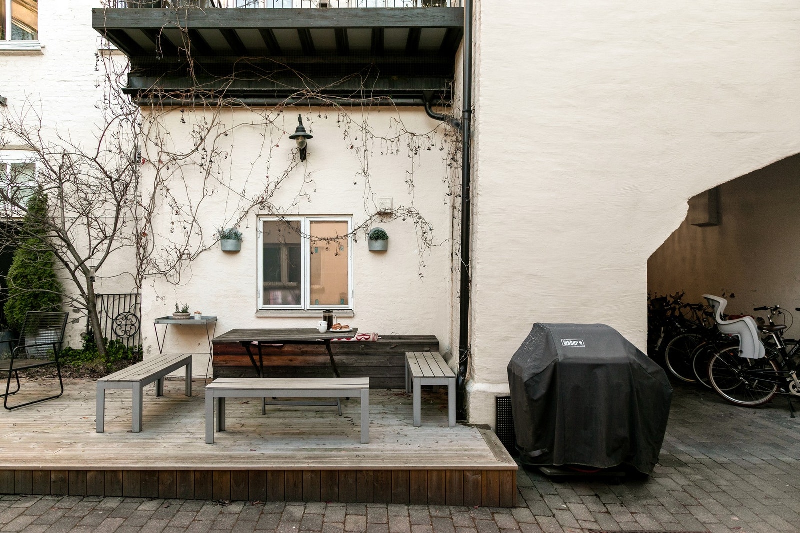 Bakgården har felles grill og sittegrupper. Galleribilde