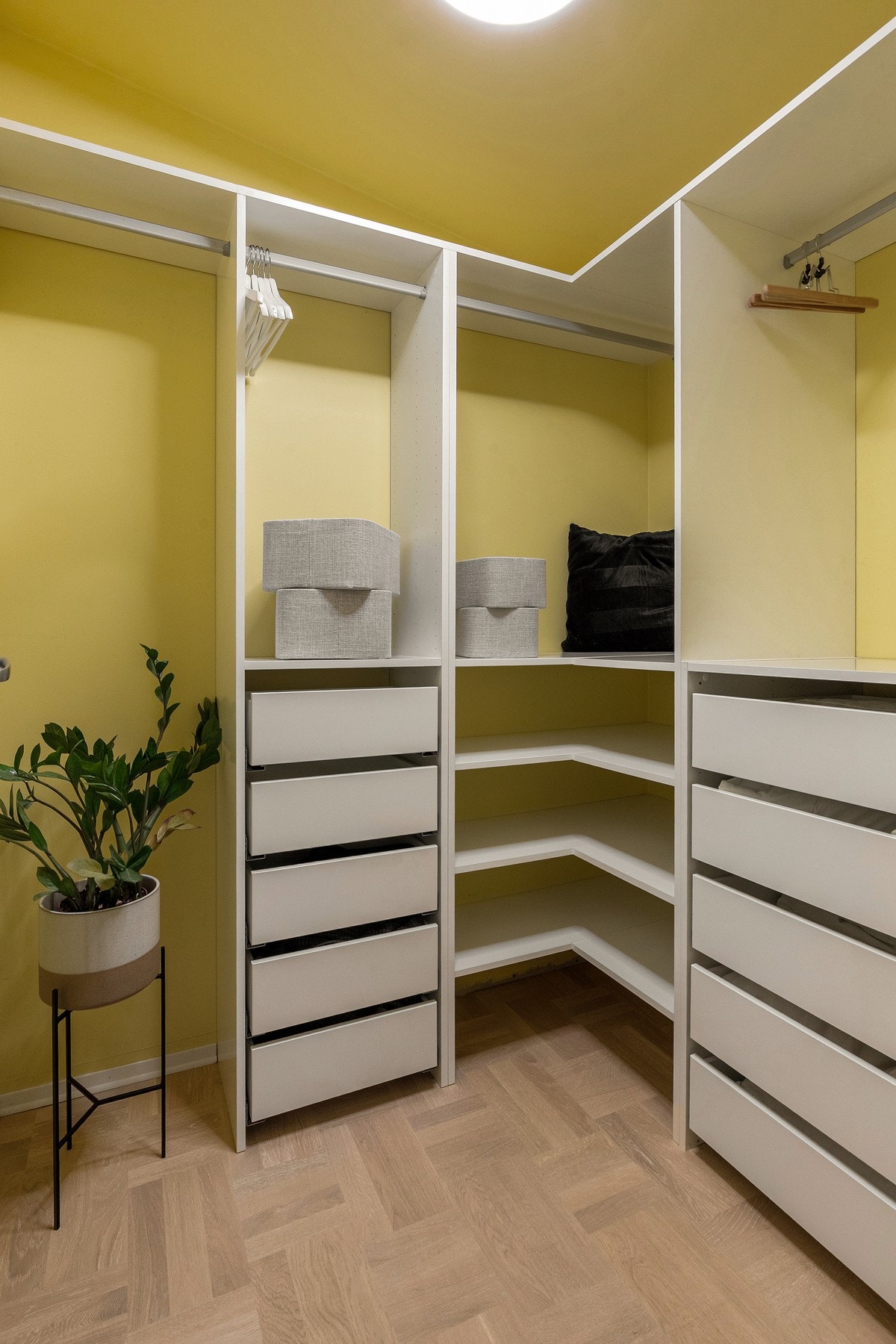 Romslig og praktisk walk-in-garderobe med god oppbevaringsplass. Galleribilde