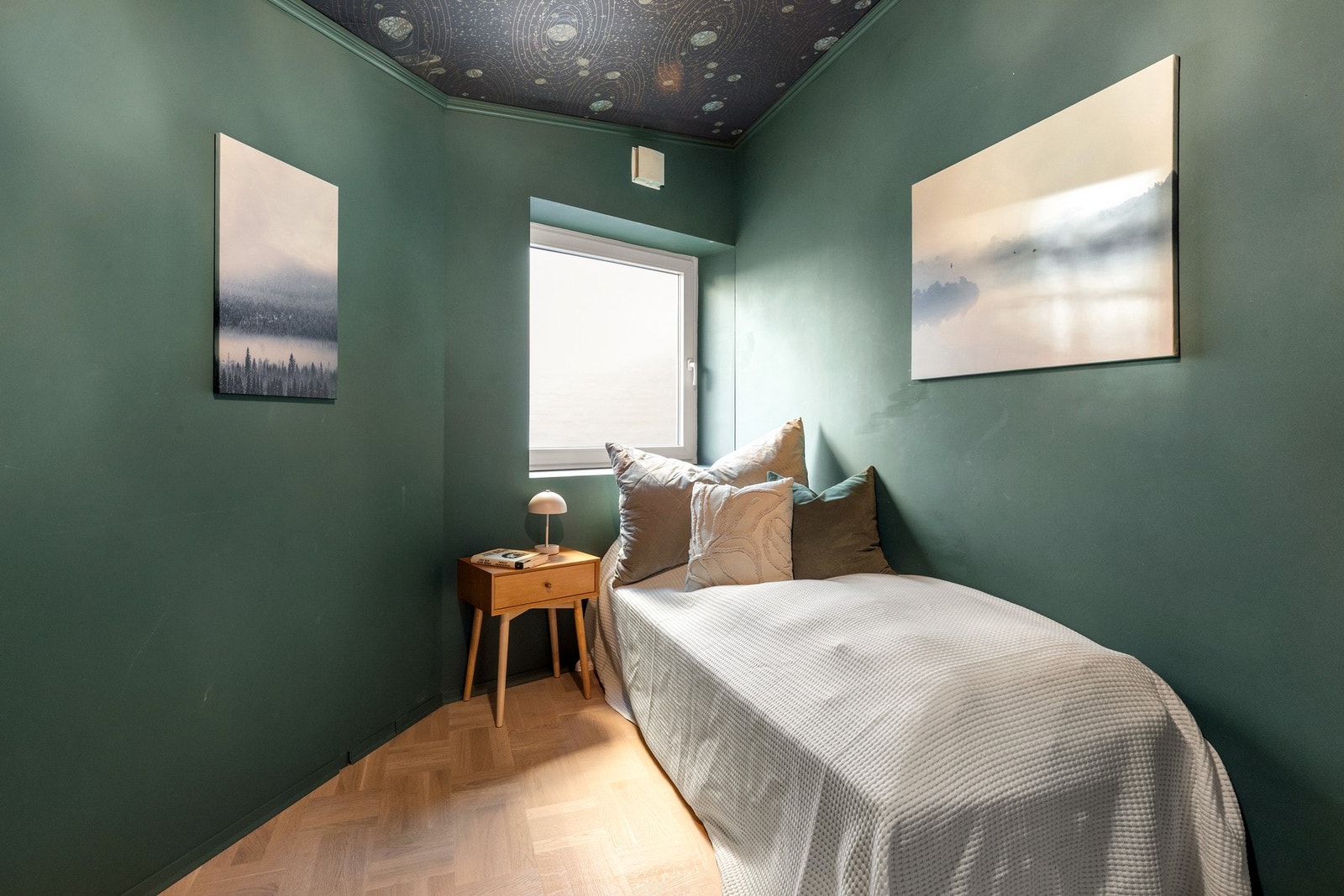 God plass til seng, nattbord og annet ønsket møblement. Galleribilde