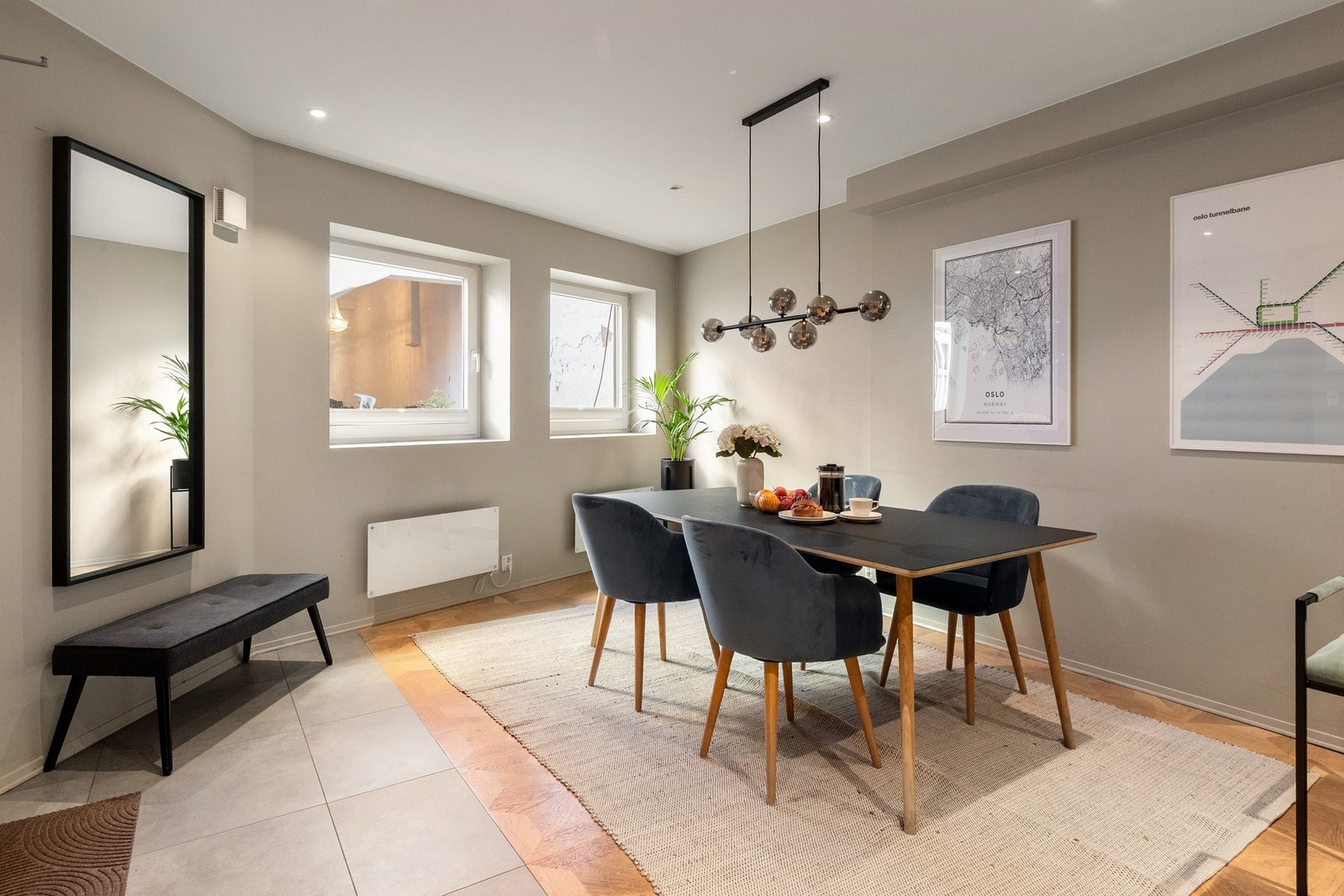 Spiseplassen er meget romslig og innbydende med plass til stor spisegruppe. Galleribilde