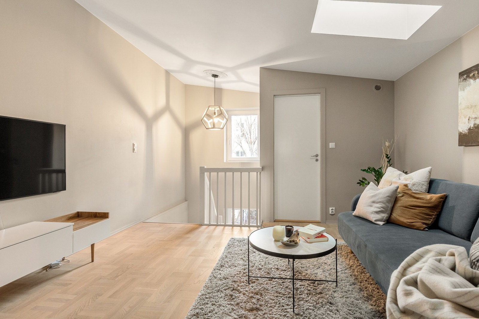 Stue i 2. etasje med god romfølelse. Galleribilde