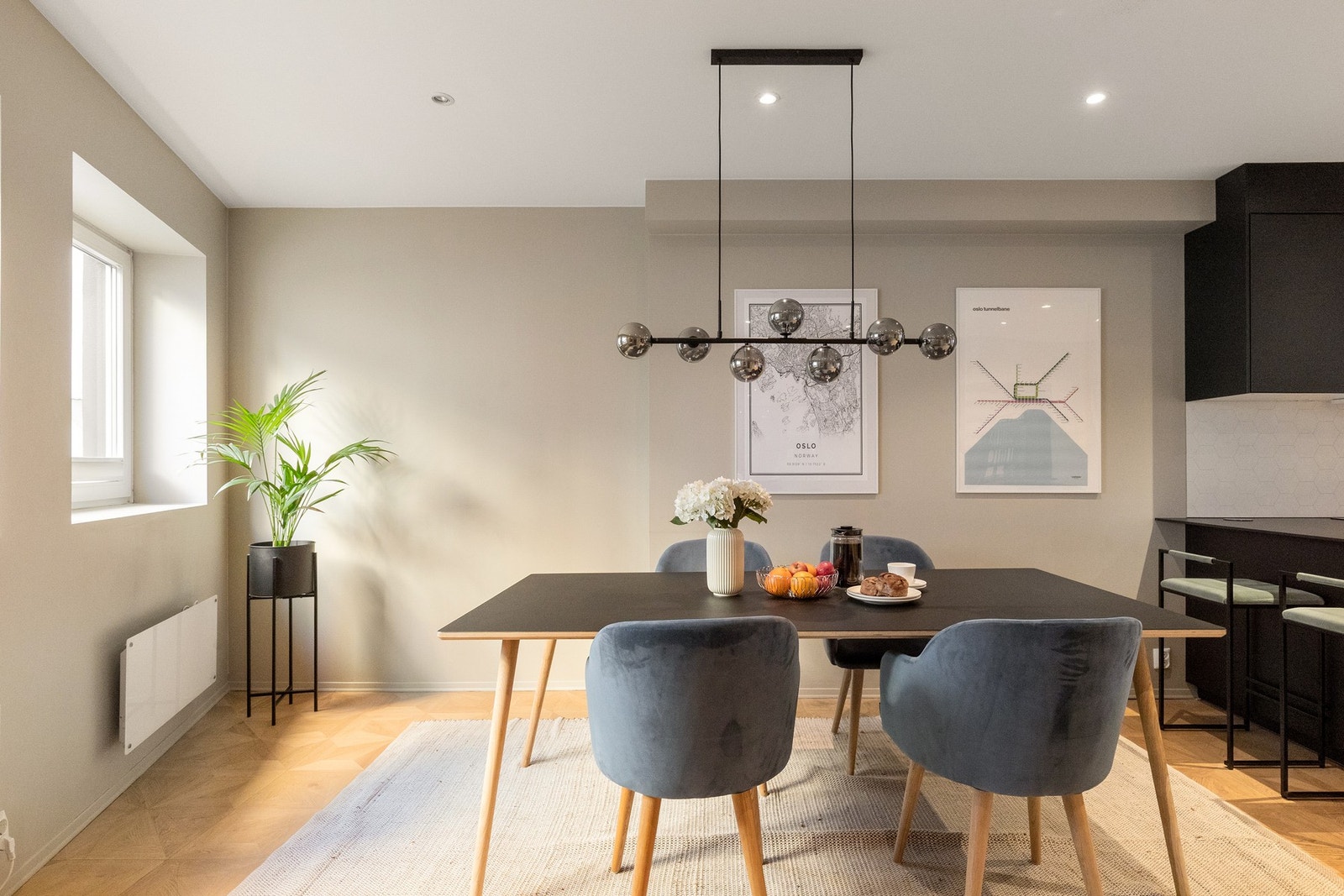 Det er gulvvarme i hele 1. etasje, som gir god komfort året rundt. Galleribilde