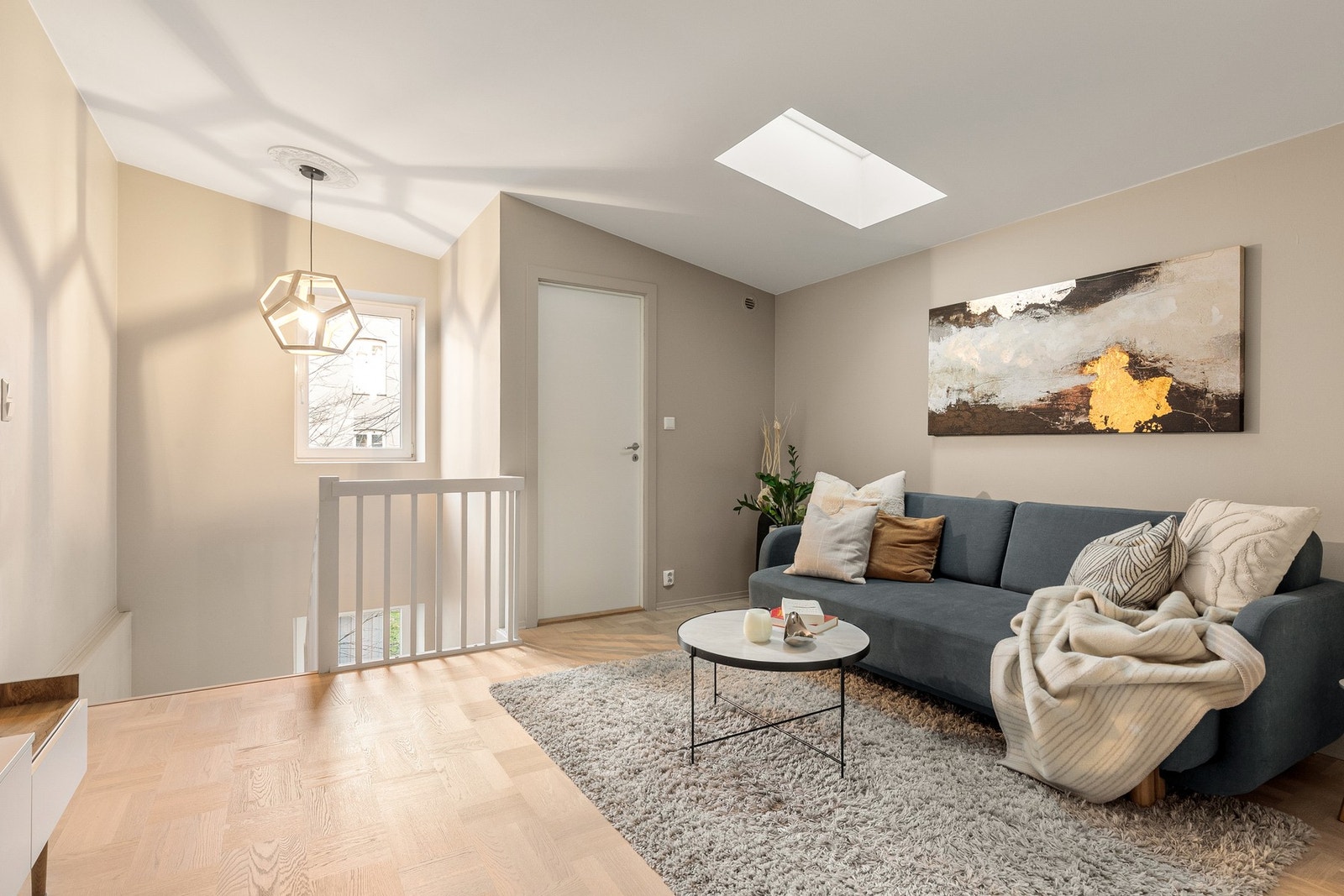 Her er det god plass til sofaseksjon og medievegg. Galleribilde