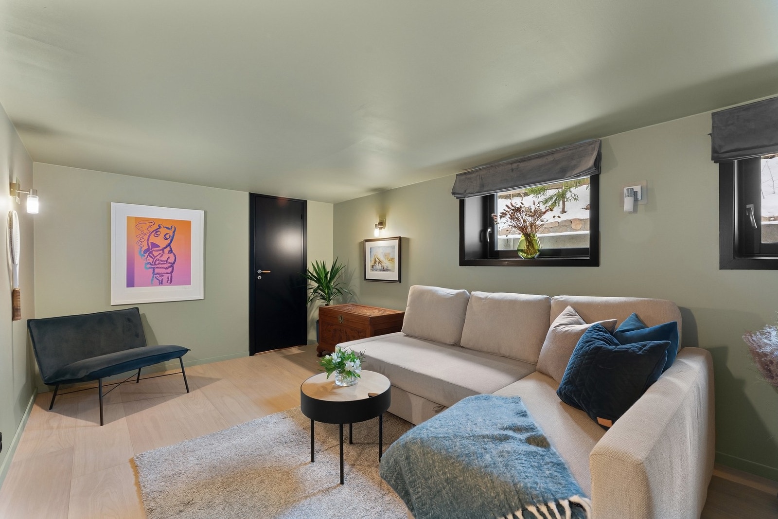 Selger fikk i 2023 satt inn nye vinduer og omsøkt rommet slik at det er godkjent for varig opphold. Galleribilde