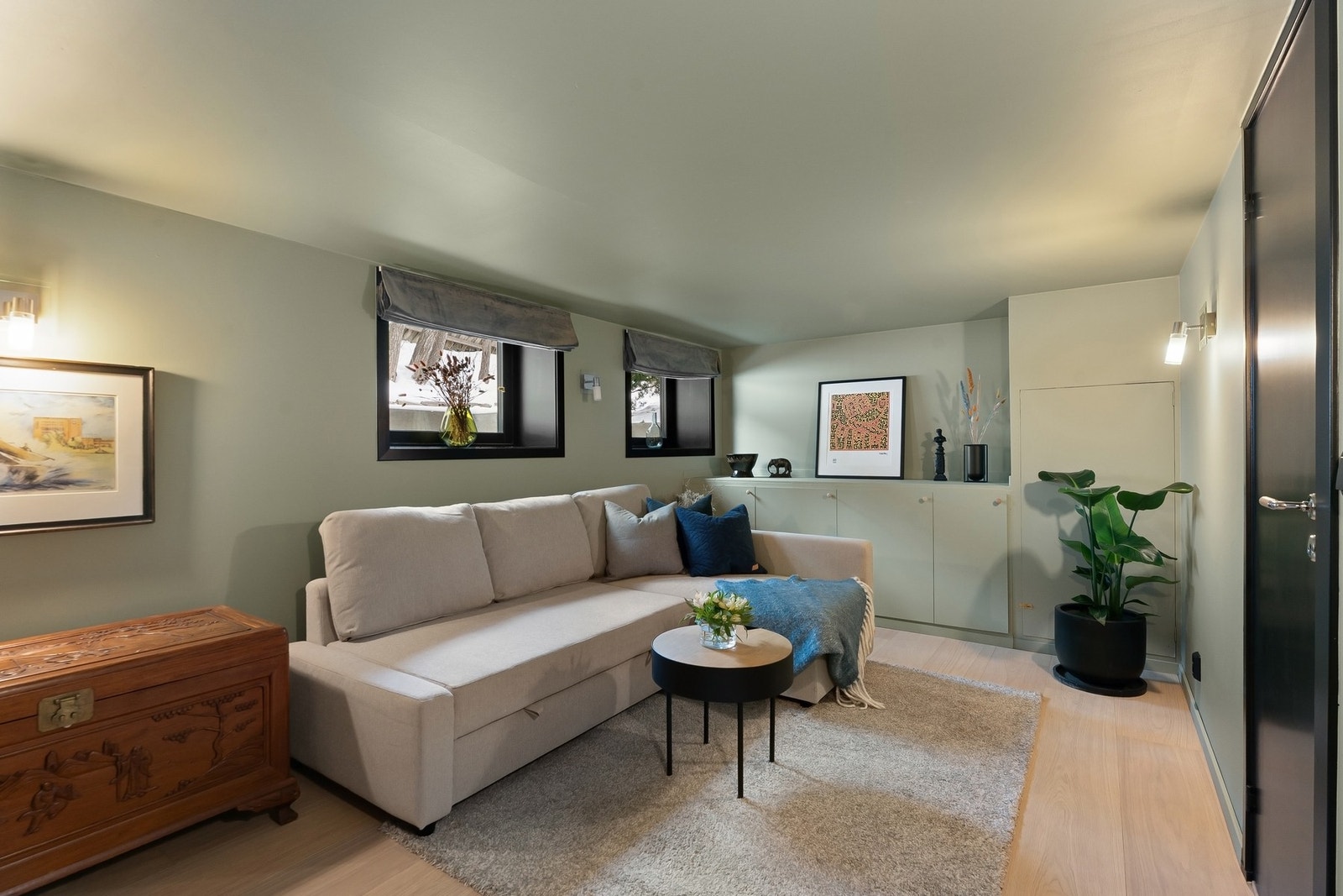 Stor og lys kjellerstue (ekstra soverom) med plassbygde oppbevaringsskap. Galleribilde