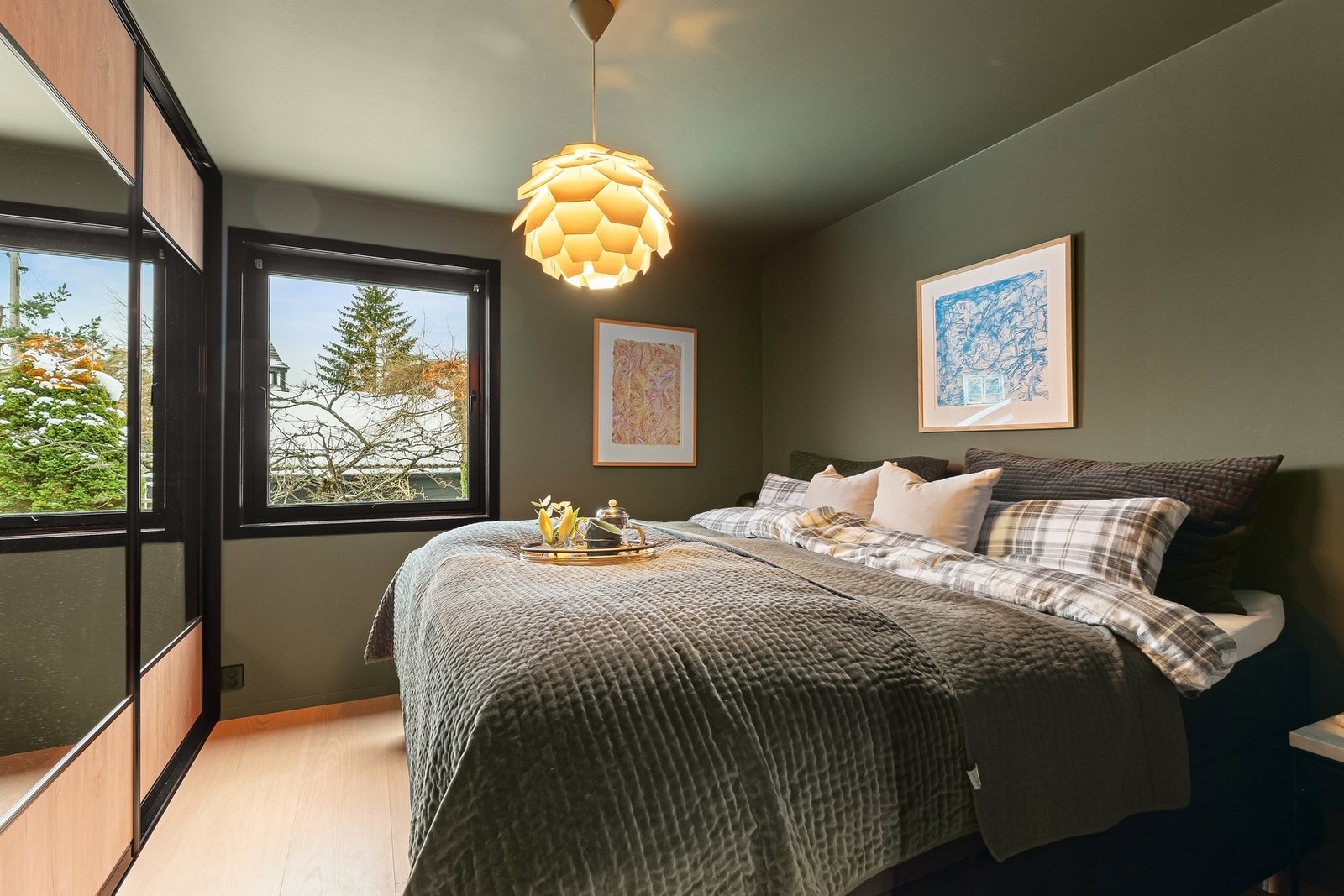 Boligen har 3 gode soverom hvor to av de fikk integrerte skap i 2022. Galleribilde