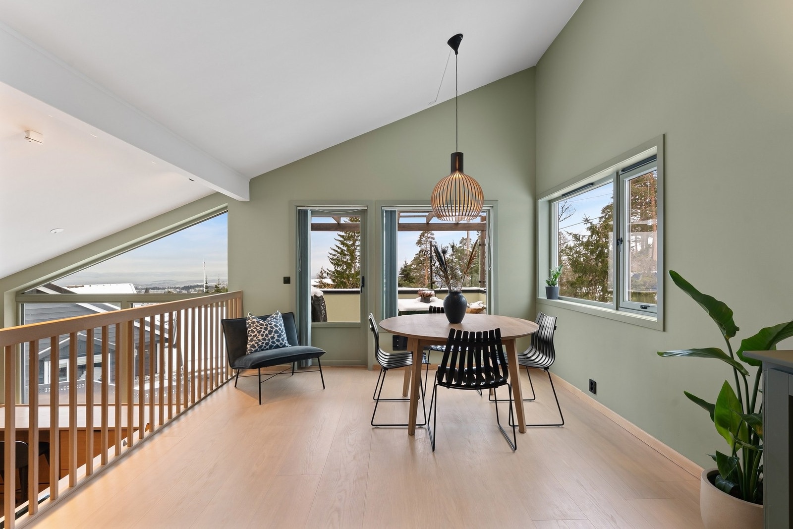 Her har du lyse, tidsriktige rom med nydelig fjordutsikt fra kjøkken, spisestue og terrasse. Galleribilde