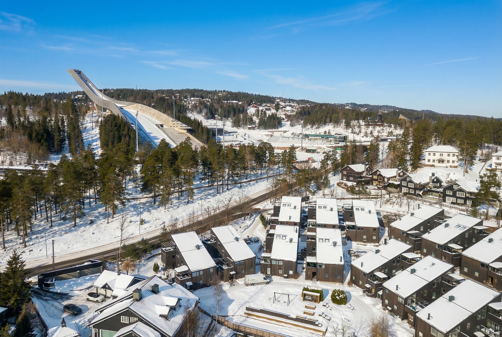 Nærhet til både marka, skoler, barnehager og kollektivtransport gjør dette til et ideelt hjem for deg som ønsker å bo rolig, grønt og sentralt på samme tid. Galleribilde