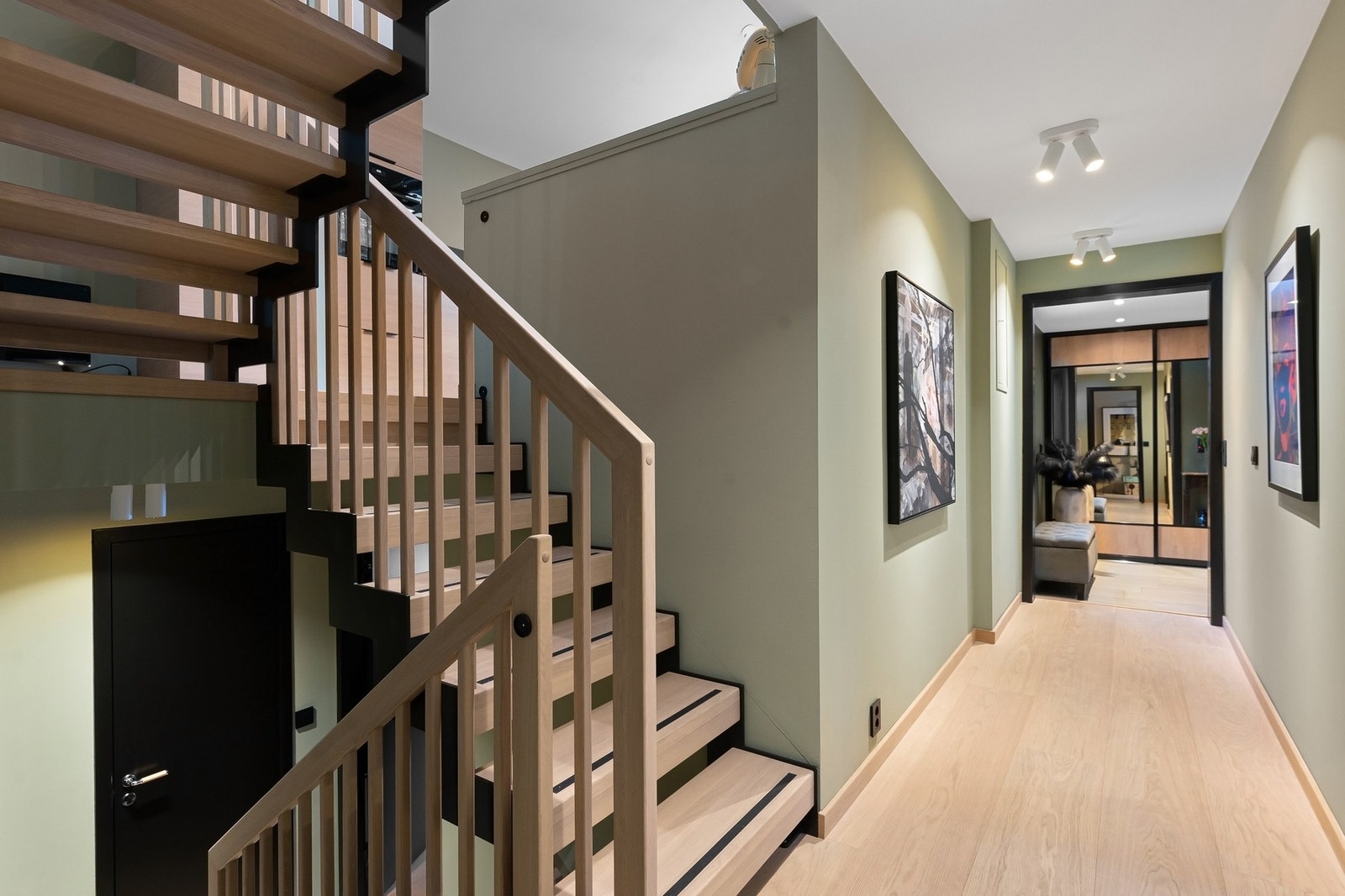 Trappene var også en del av moderniseringen i 22/23 og er med å prege det moderne utrykket. Galleribilde