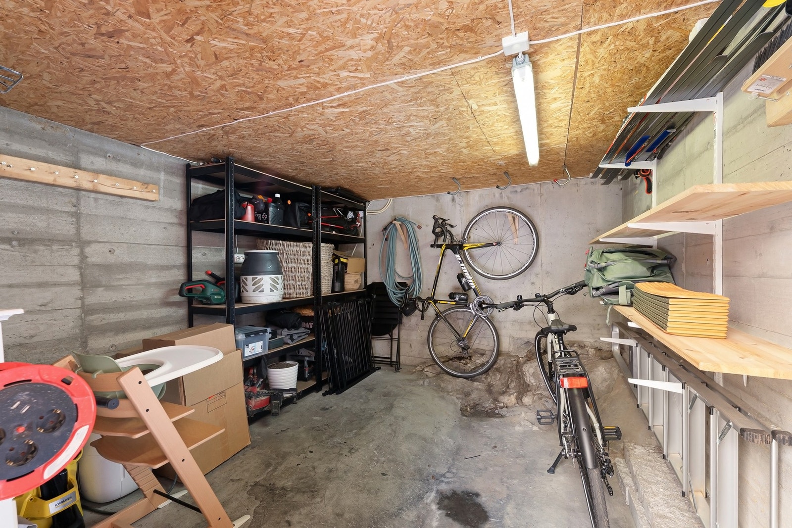 Utvendig bod med god lagringsplass. Galleribilde