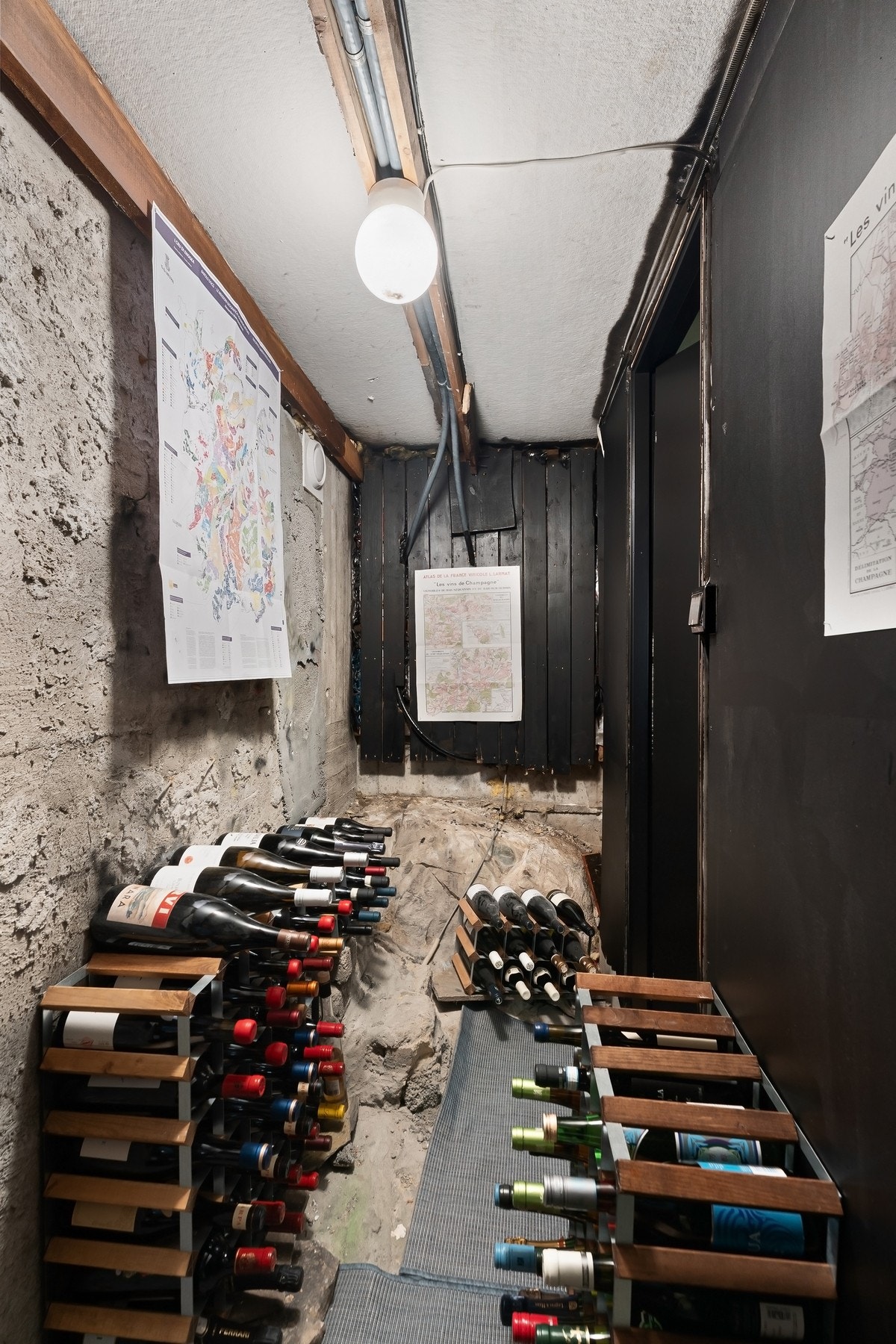 Innenfor kjellerstuen har du en romslig bod, benyttet som vinkjeller i dag. Galleribilde