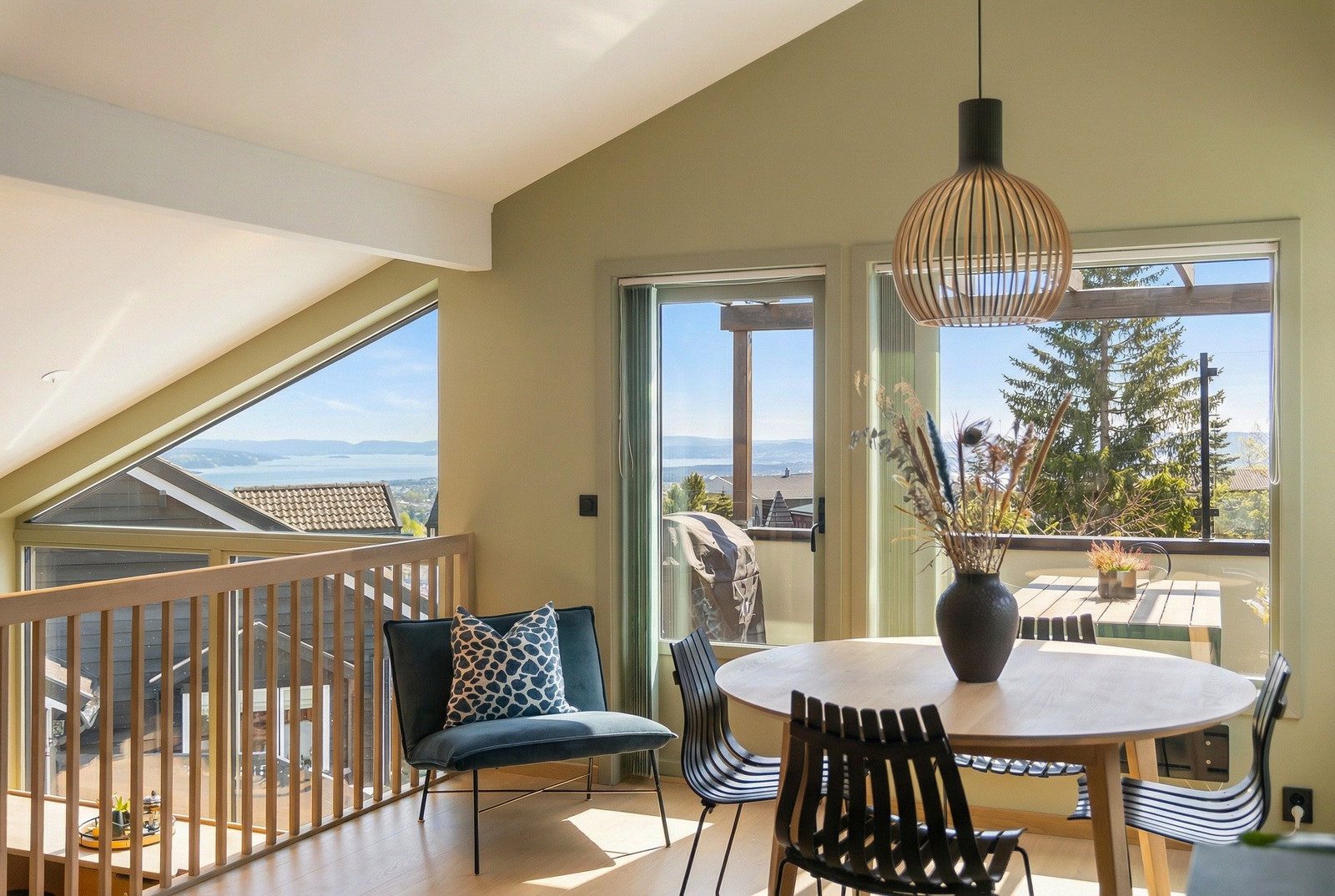 En moderne og innbydende vertikaldelt tomannsbolig beliggende i et rolig, familievennlig og svært ettertraktet område i Holmenkollen. Galleribilde