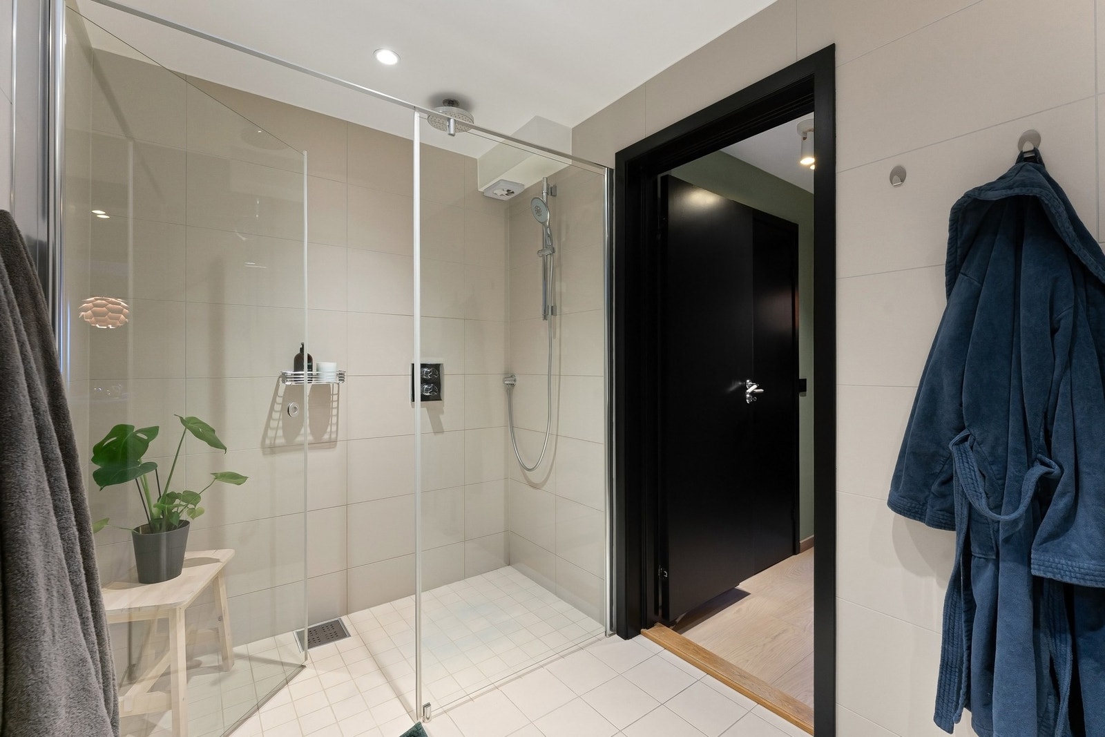 Ved moderniseringen i 22/23 ble baderomsinnredningen malt. Galleribilde