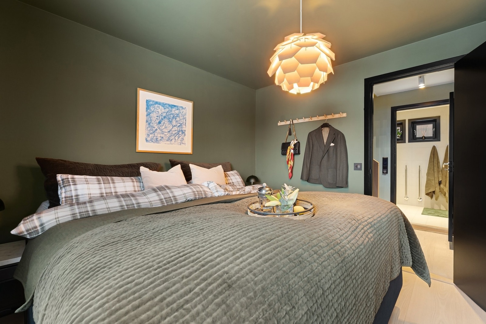 Rommet er av god størrelse, sengen på bilde er 210*210 Galleribilde