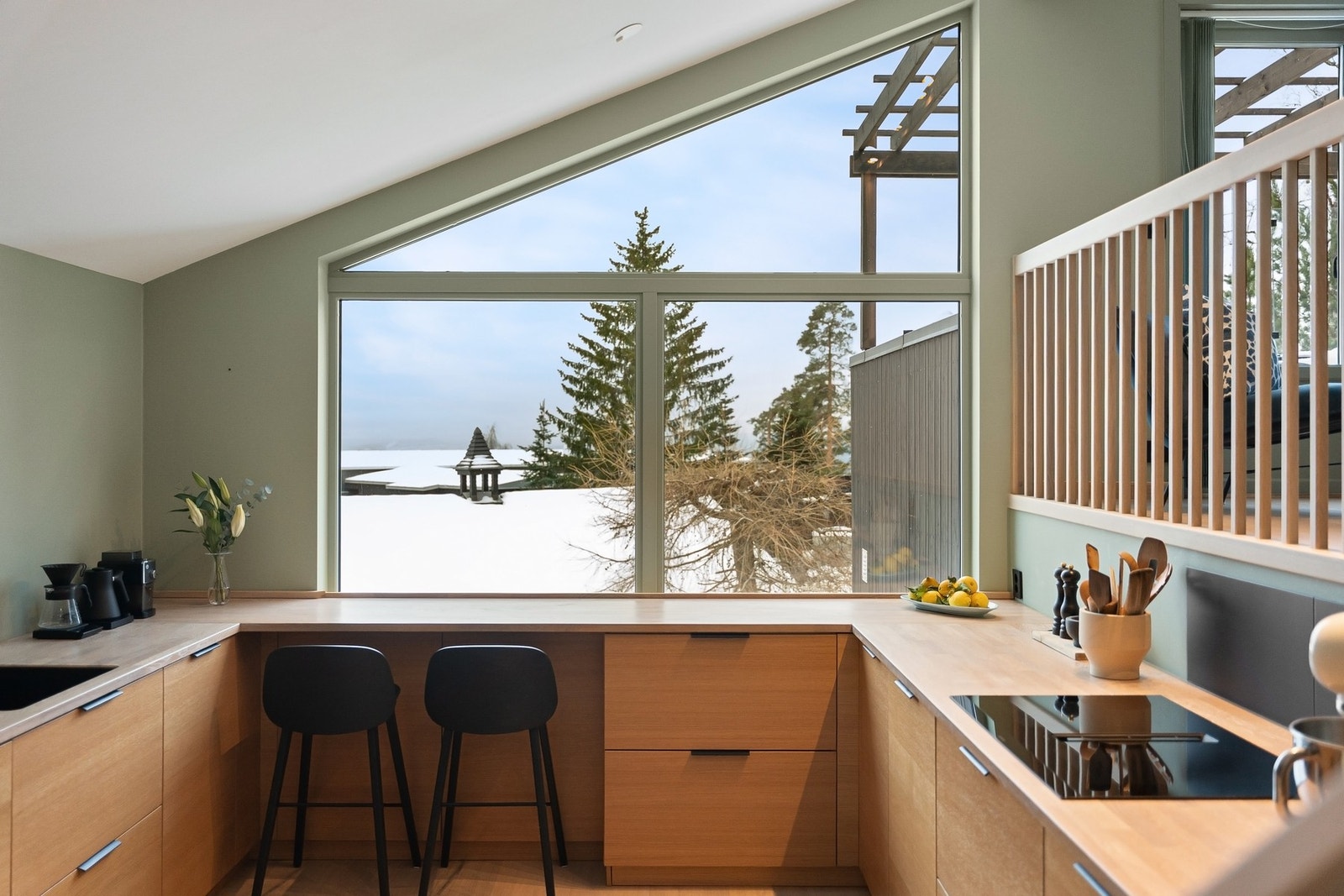 Ved kjøkkenfornyingen ble det også laget en hyggelig spiseplass med barstoler. Galleribilde