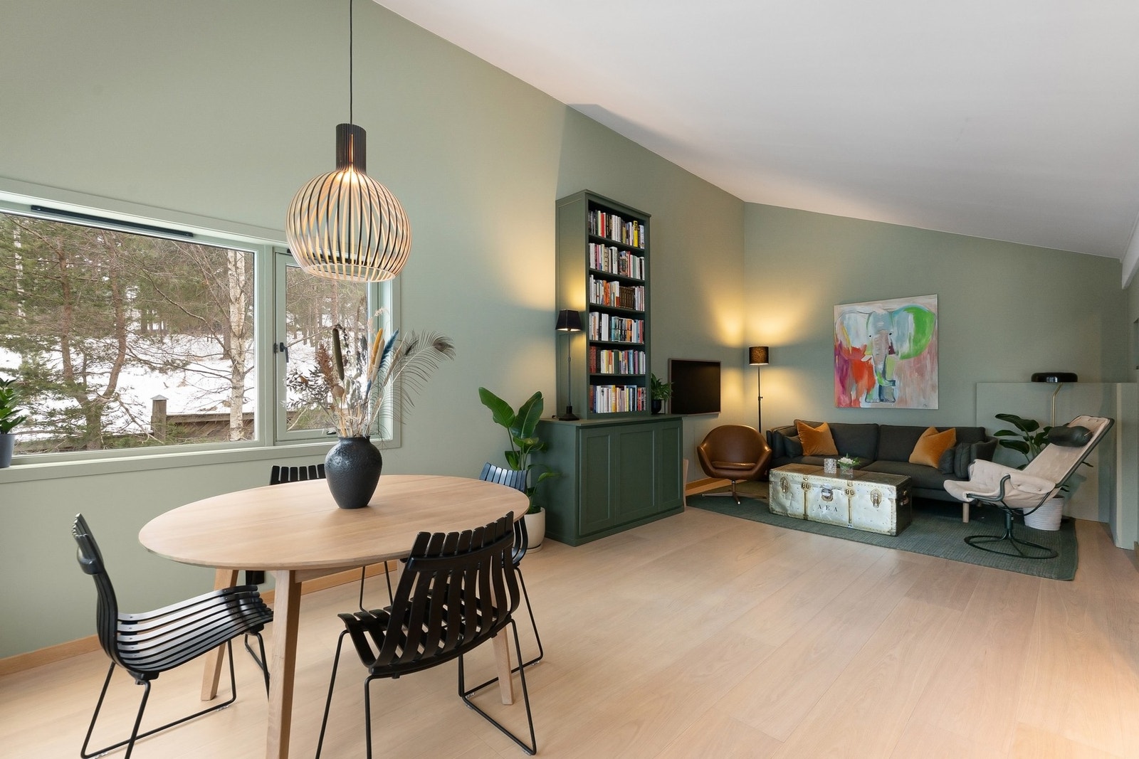 Den gode takhøyden gir en god romfølelse i både stue og kjøkkendelen Galleribilde