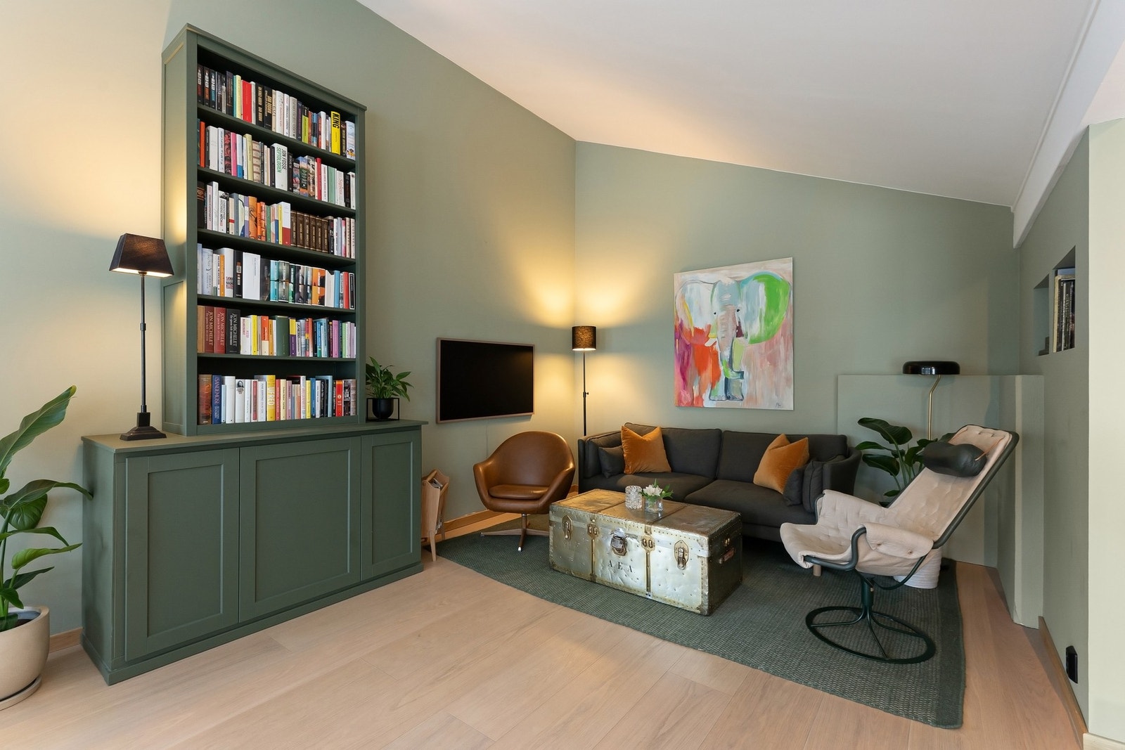 Overflatene er malt i lyse og innbydende farger Galleribilde