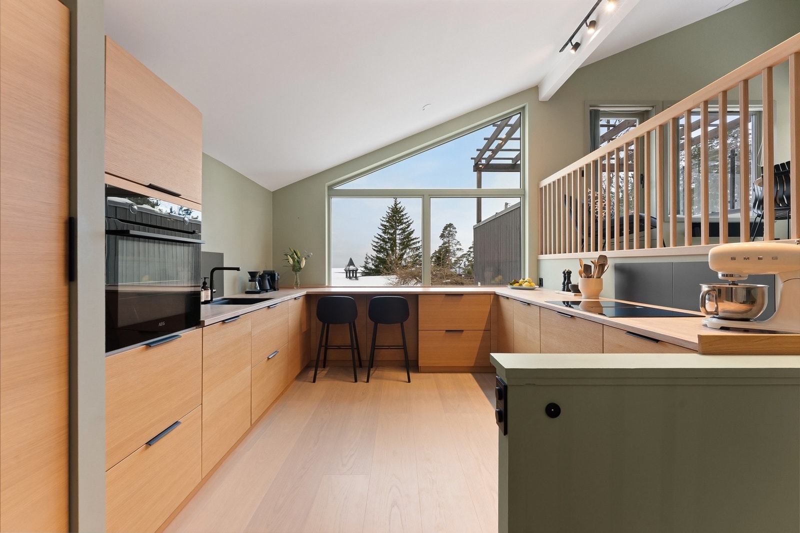 Fra kjøkkenet har du flott utsikt over fjorden Galleribilde