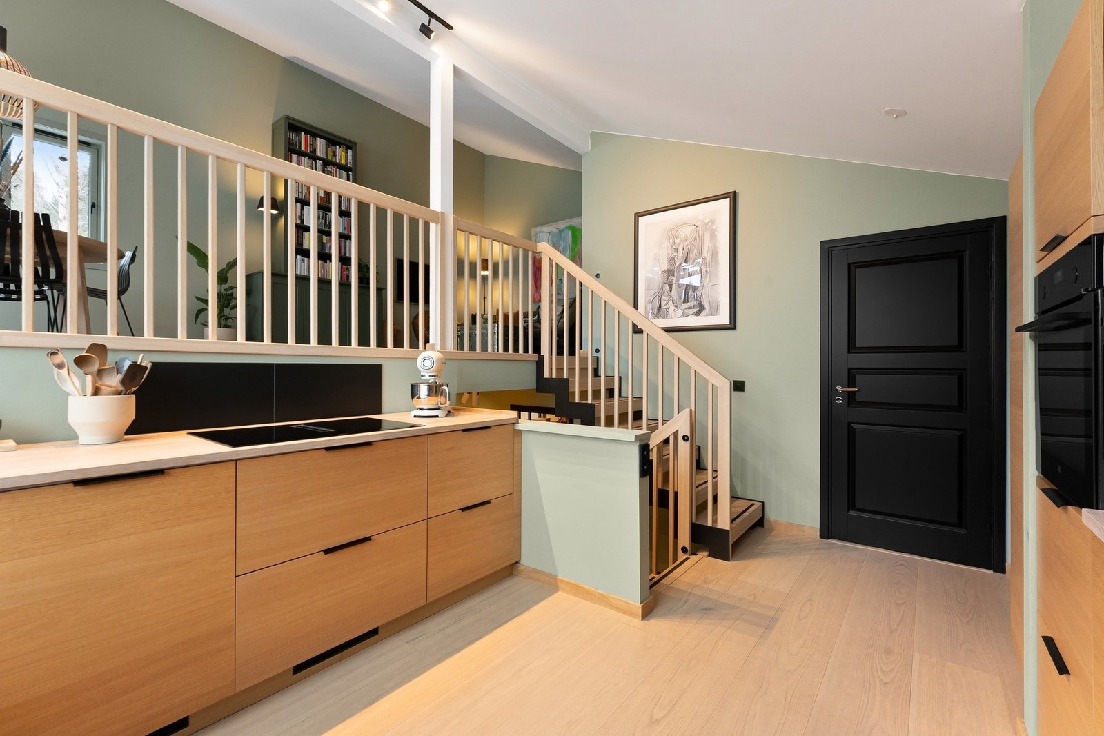 Stort KVIK kjøkken med en sosial løsning mot resten av rommet Galleribilde