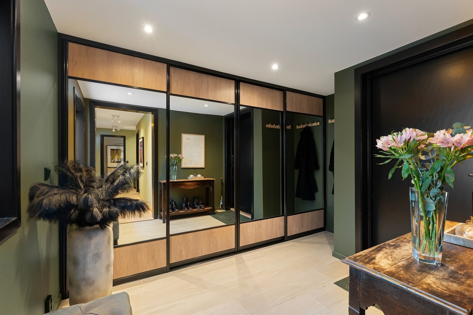 Boligen har en stor og romslig entre med nye skyvedører. Galleribilde