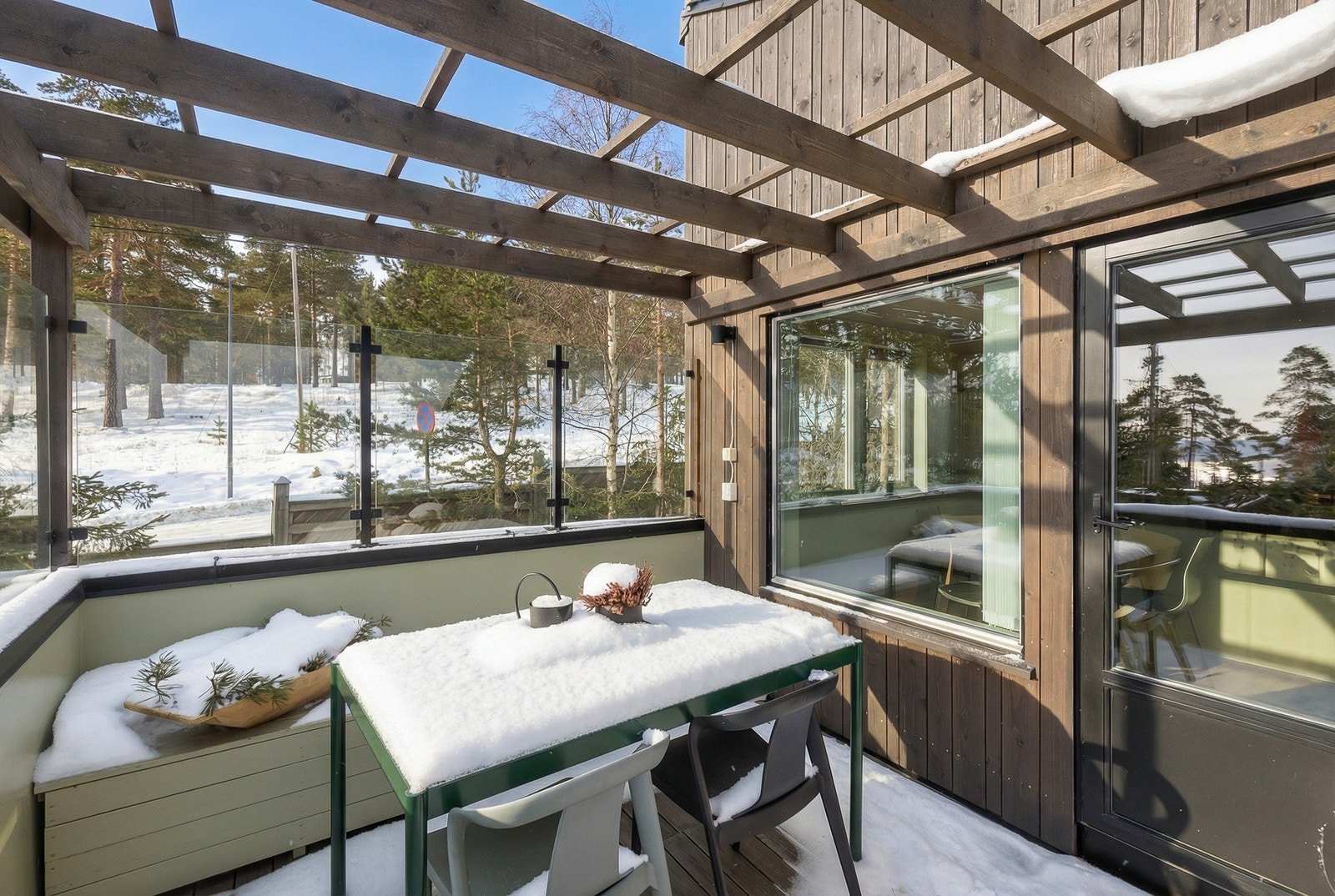 Stor og solrik terrasse hvor du får følelsen av å sitte på "byens tak". Galleribilde