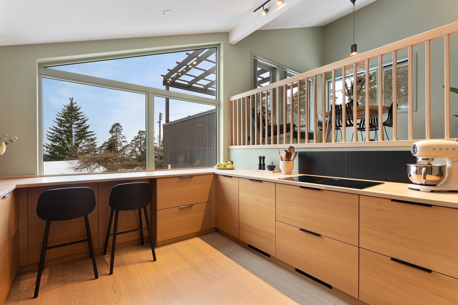 Boligen har gjennomgått omfattende oppgraderinger de senere år, som innsettelse av store vinduer og KVIK kjøkken. Galleribilde