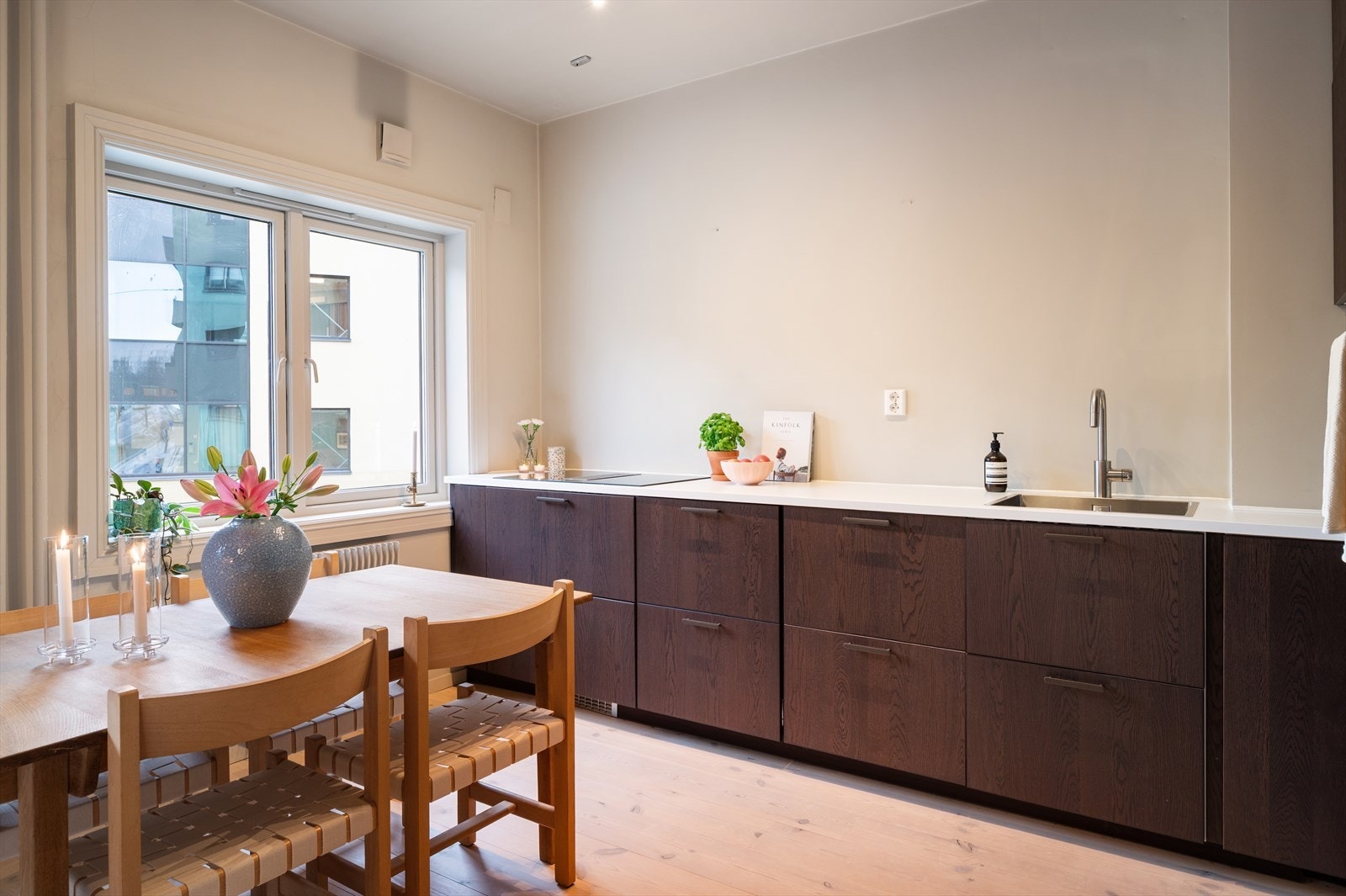 Det er også klargjort med opplegg for vaskemaskin på kjøkkenet. Galleribilde