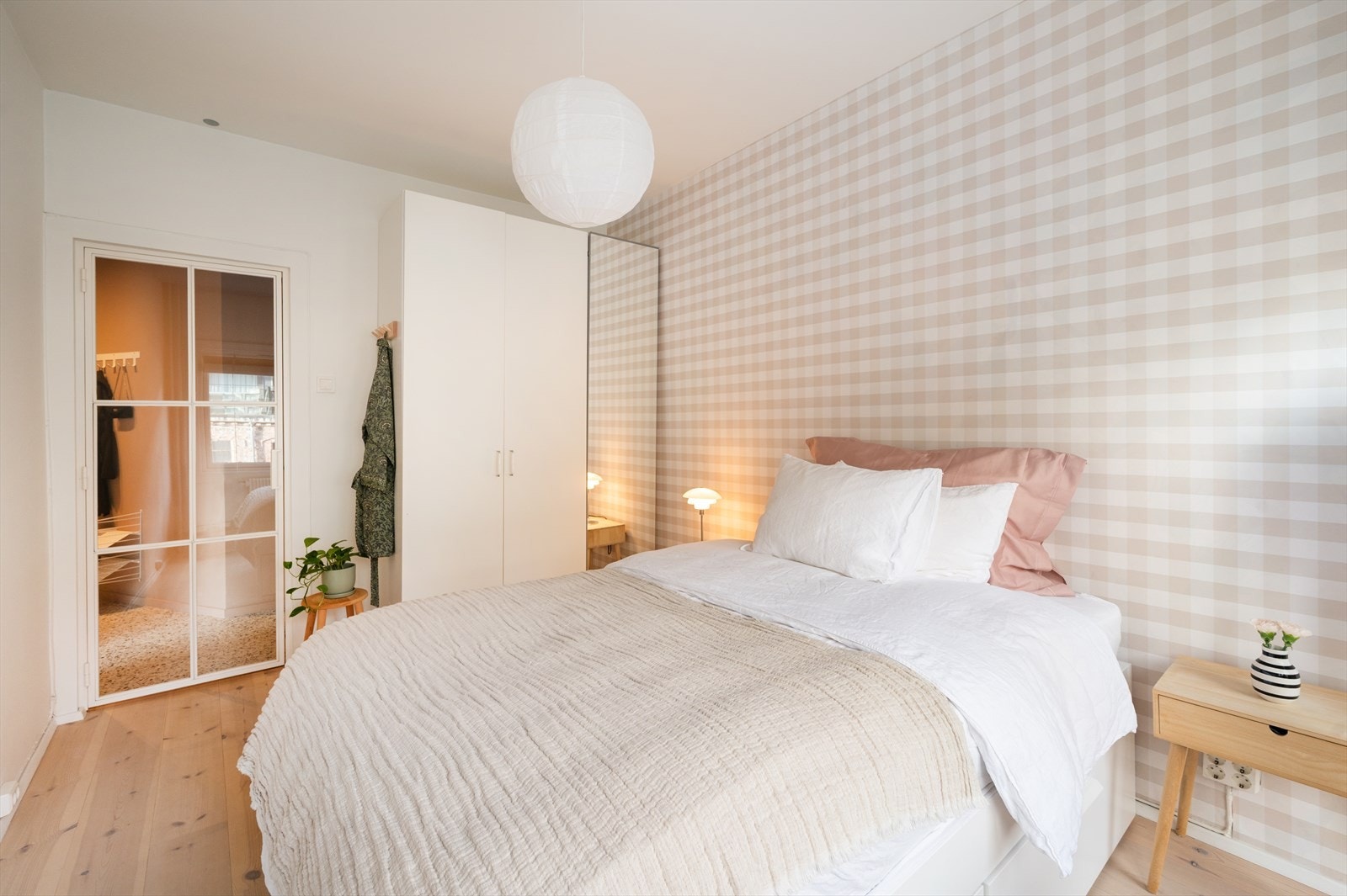 Garderobeskap med glatte fronter gir effektiv oppbevaring. Galleribilde