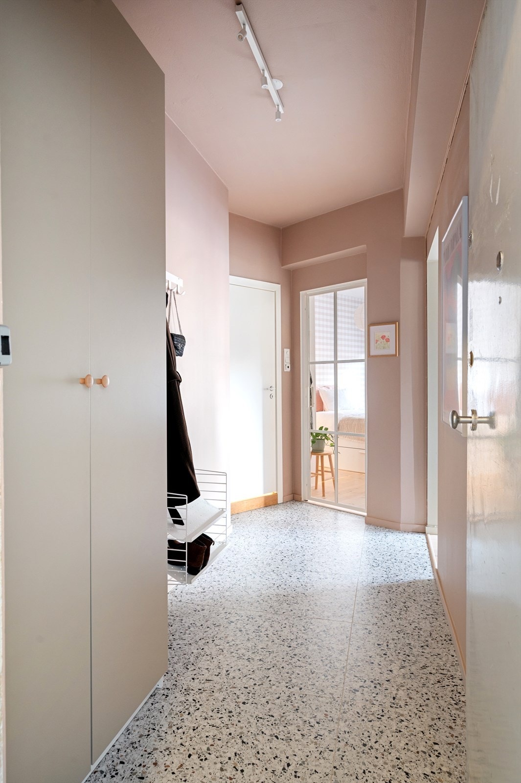 De lekre, moderne flisene gir et elegant førsteinntrykk, samtidig som de er svært praktiske i hverdagen - slitesterke, enkle å holde rene og perfekte for norske værforhold. Galleribilde