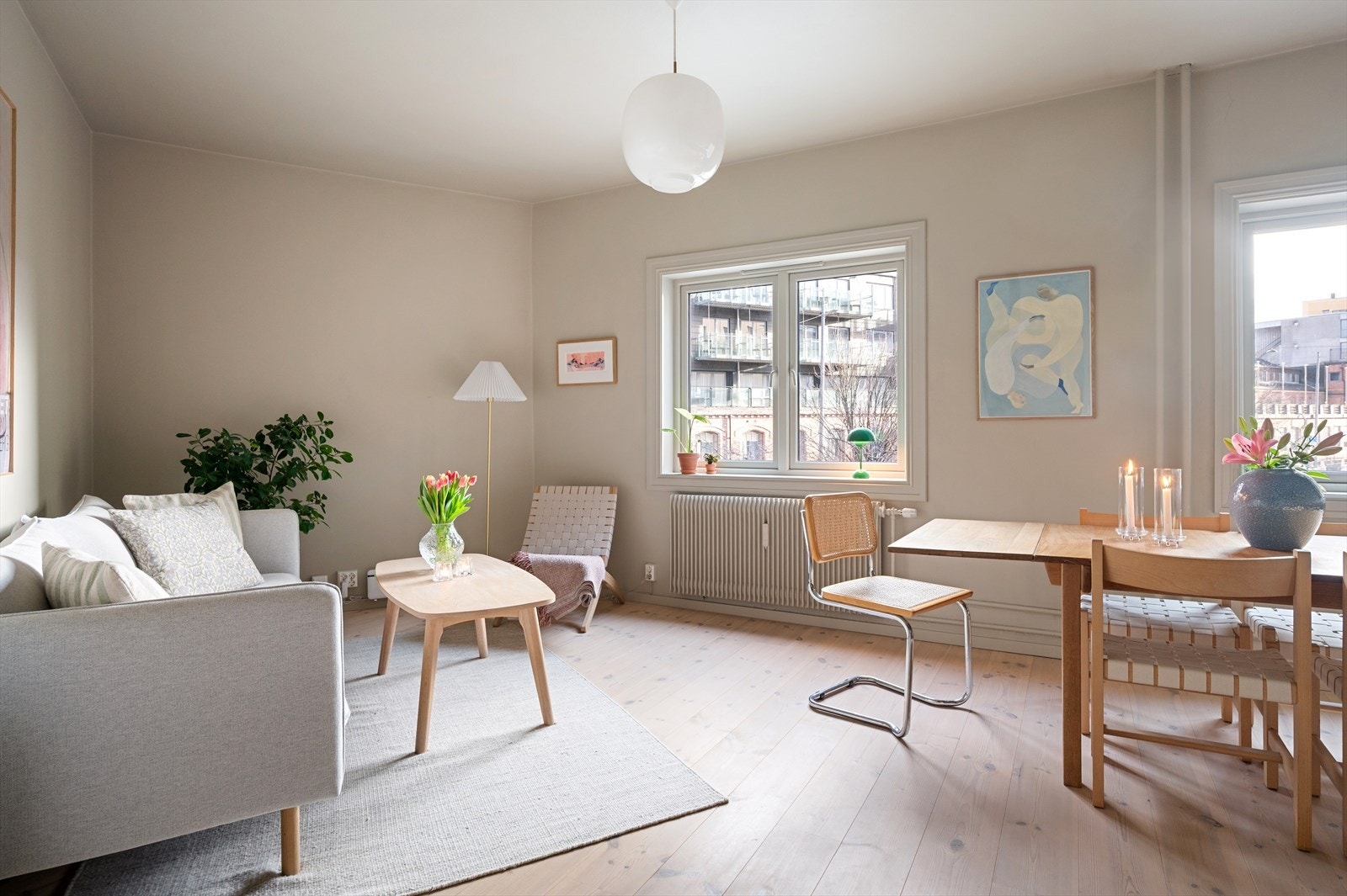 Stuen får svært godt lysinnslipp fra de store vinduene fra 2015, noe som sørger for en lys og innbydende atmosfære gjennom hele dagen. Galleribilde