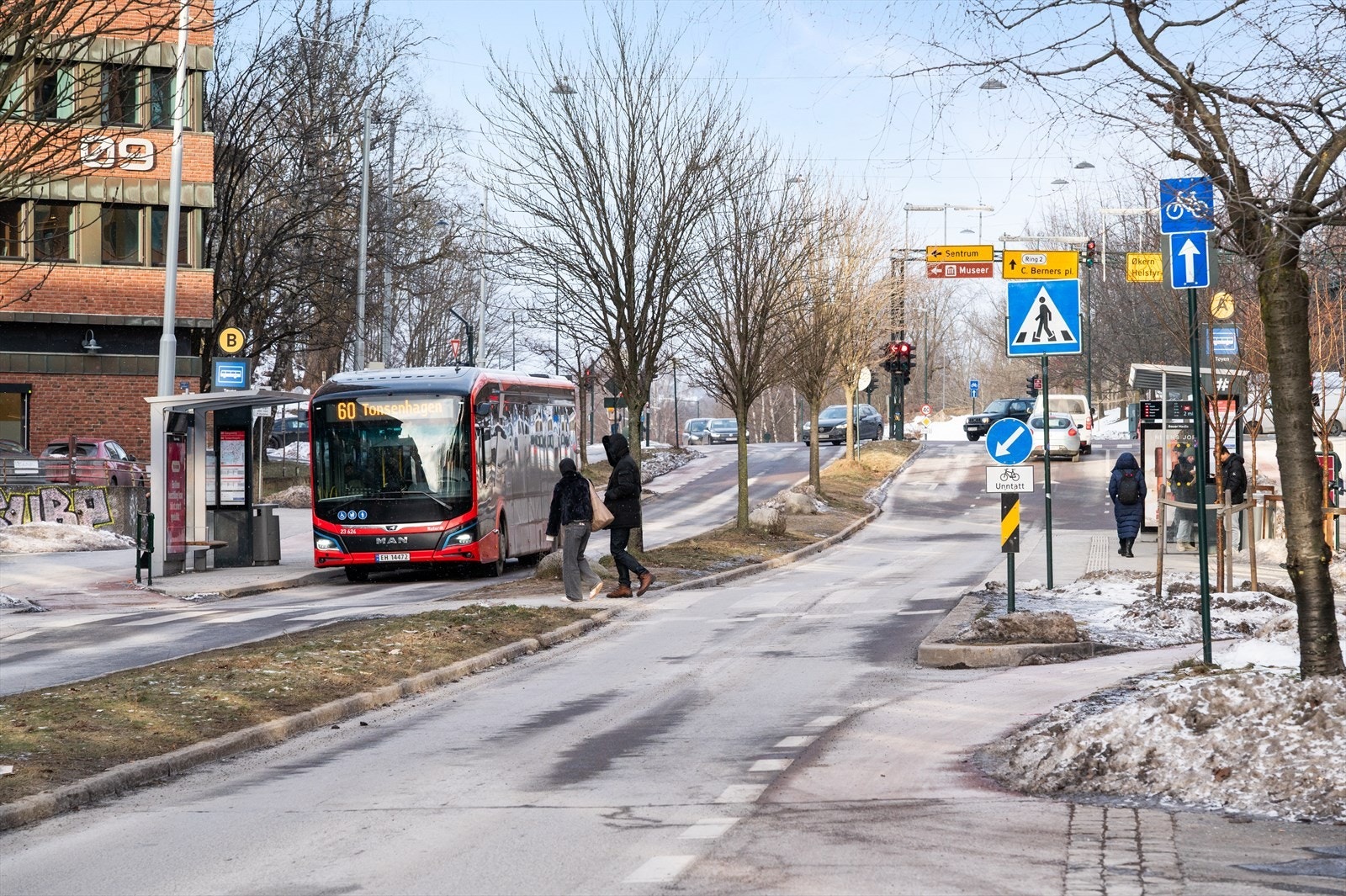 Offentlig transport er godt dekket med Tøyen stasjon som er bare 11 minutter unna. Nærmeste busstopp er Hertug Skules gate som er kun 3 minutters gange fra eiendommen, noe som gir enkel tilgang til resten av byen. Galleribilde
