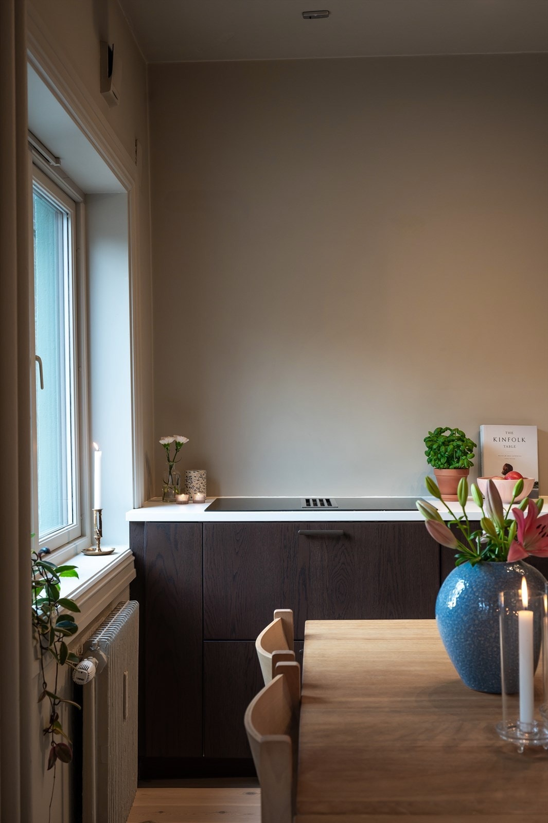 Spisebordet er plassert nær kjøkkenet for enkel servering. Galleribilde