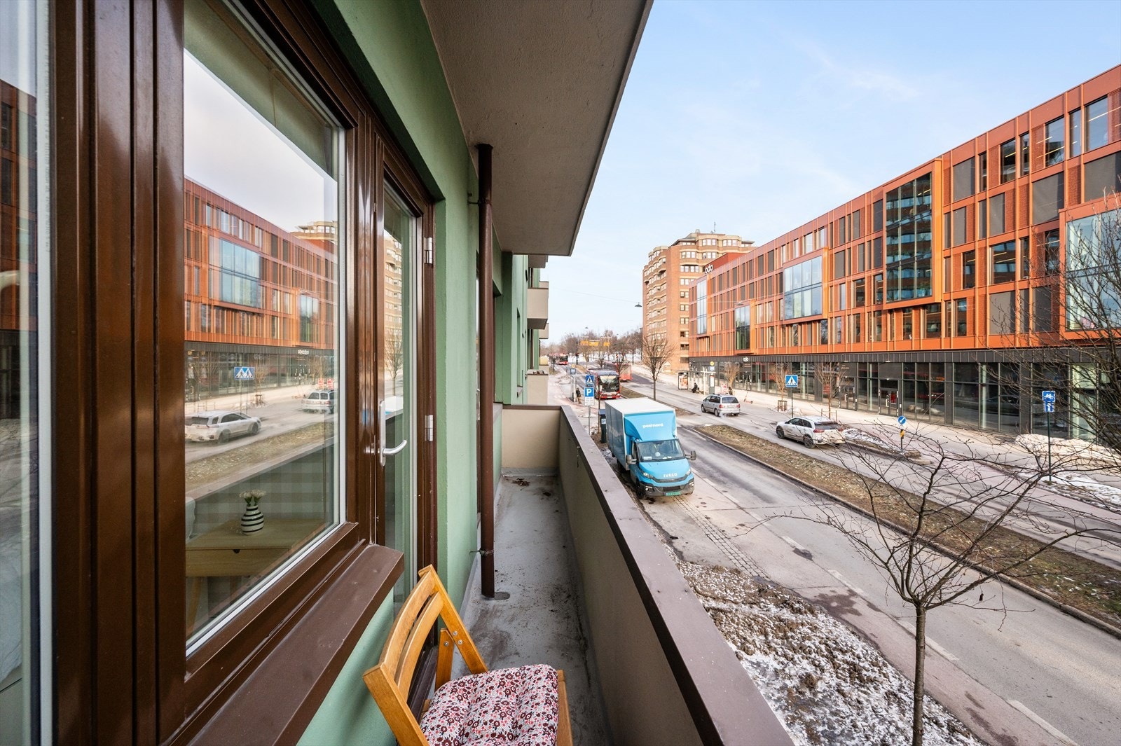 Her kan sommeren nytes. Selger opplyser om at det er sol på balkongen fra ca. kl. 09-13.30 på sommerstid. Galleribilde