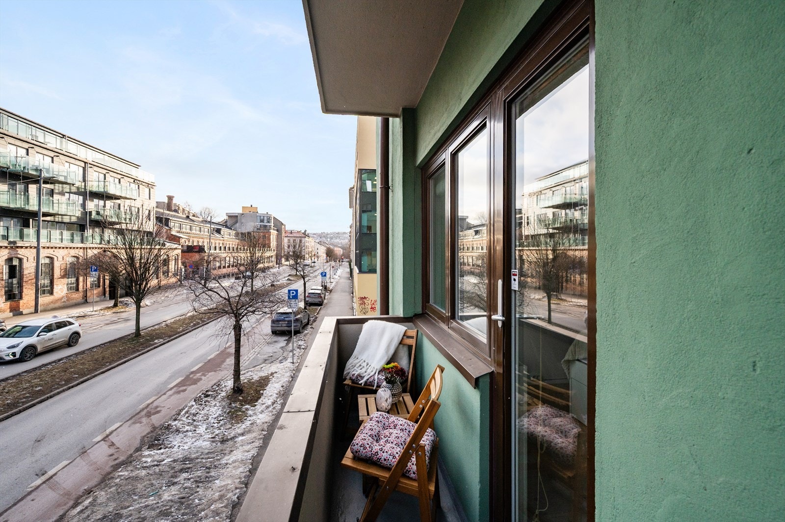 Balkongen har rekkverk og dekke i betong/murverk og deler utsikt med en naboleilighet. Galleribilde