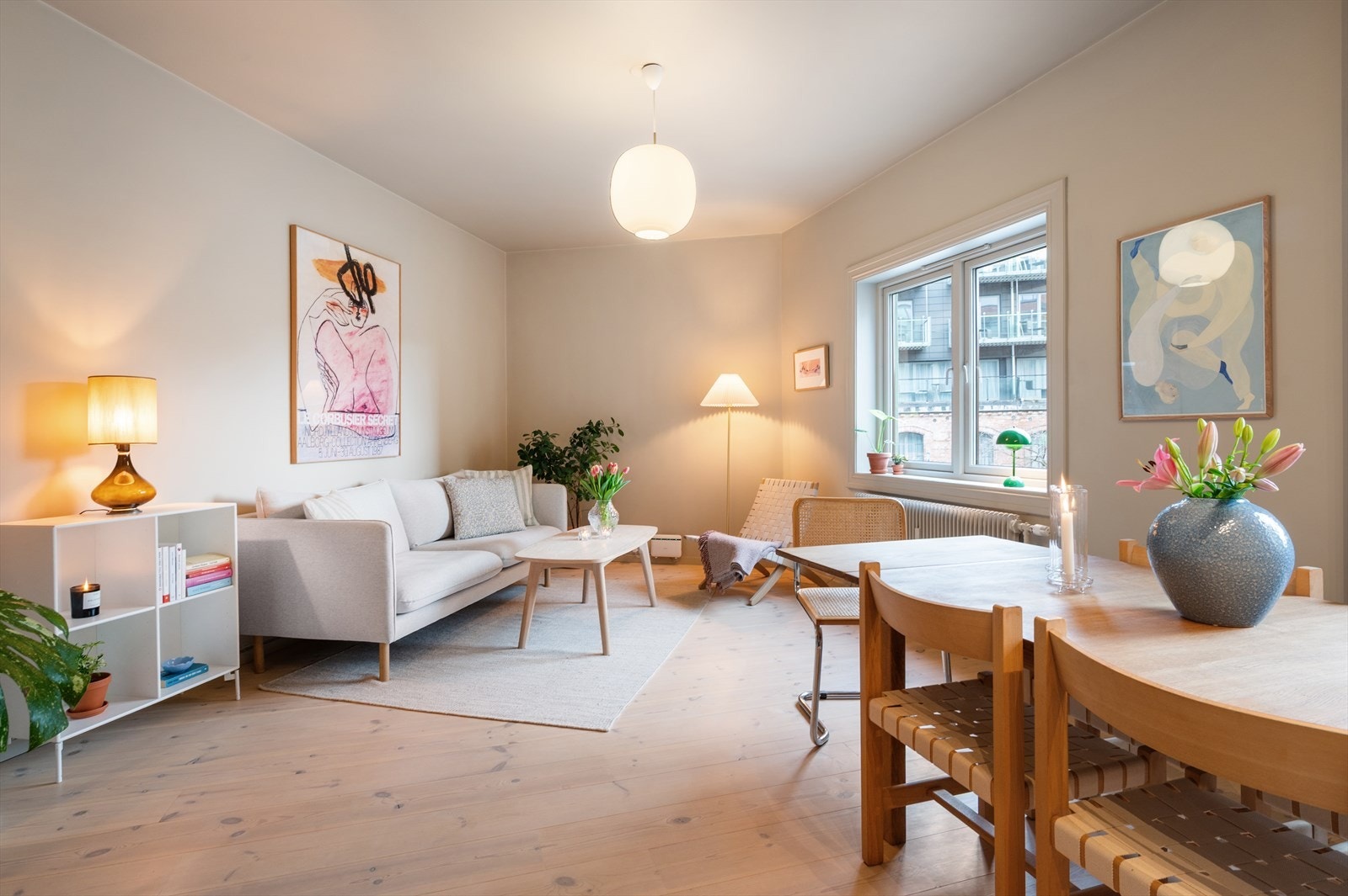 Stuen byr på flere gode møbleringsmuligheter, slik at du enkelt kan innrede etter egne behov og skape akkurat det hjemmet du ønsker deg. Galleribilde