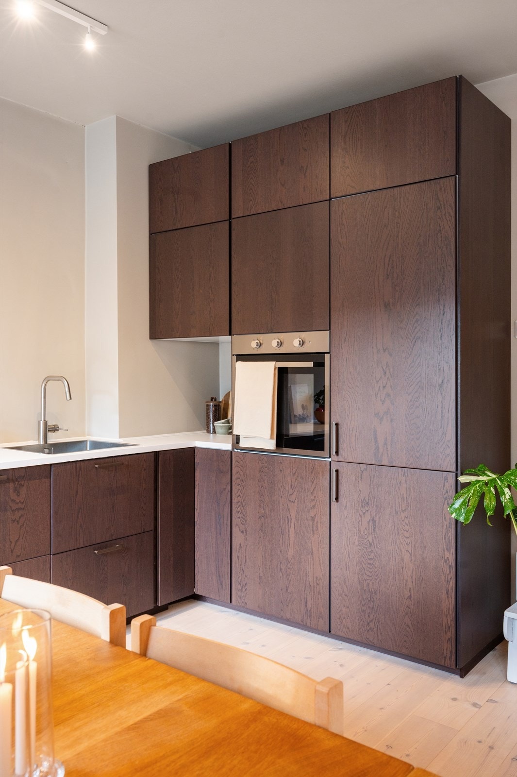 Kjøkkenet er innredet i en praktisk form og har godt med skap- og benkeplass. Galleribilde