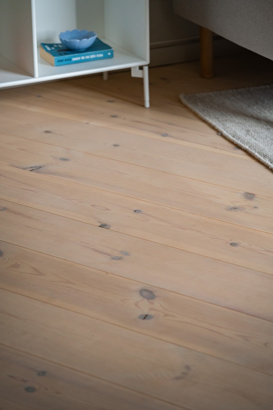 Det elegante parkettgulvet gir en naturlig og slitesterk overflate, og som tregulv kan det både slipes og lakkeres - noe som sikrer et tidløst og oppgradert uttrykk i boligen. Galleribilde